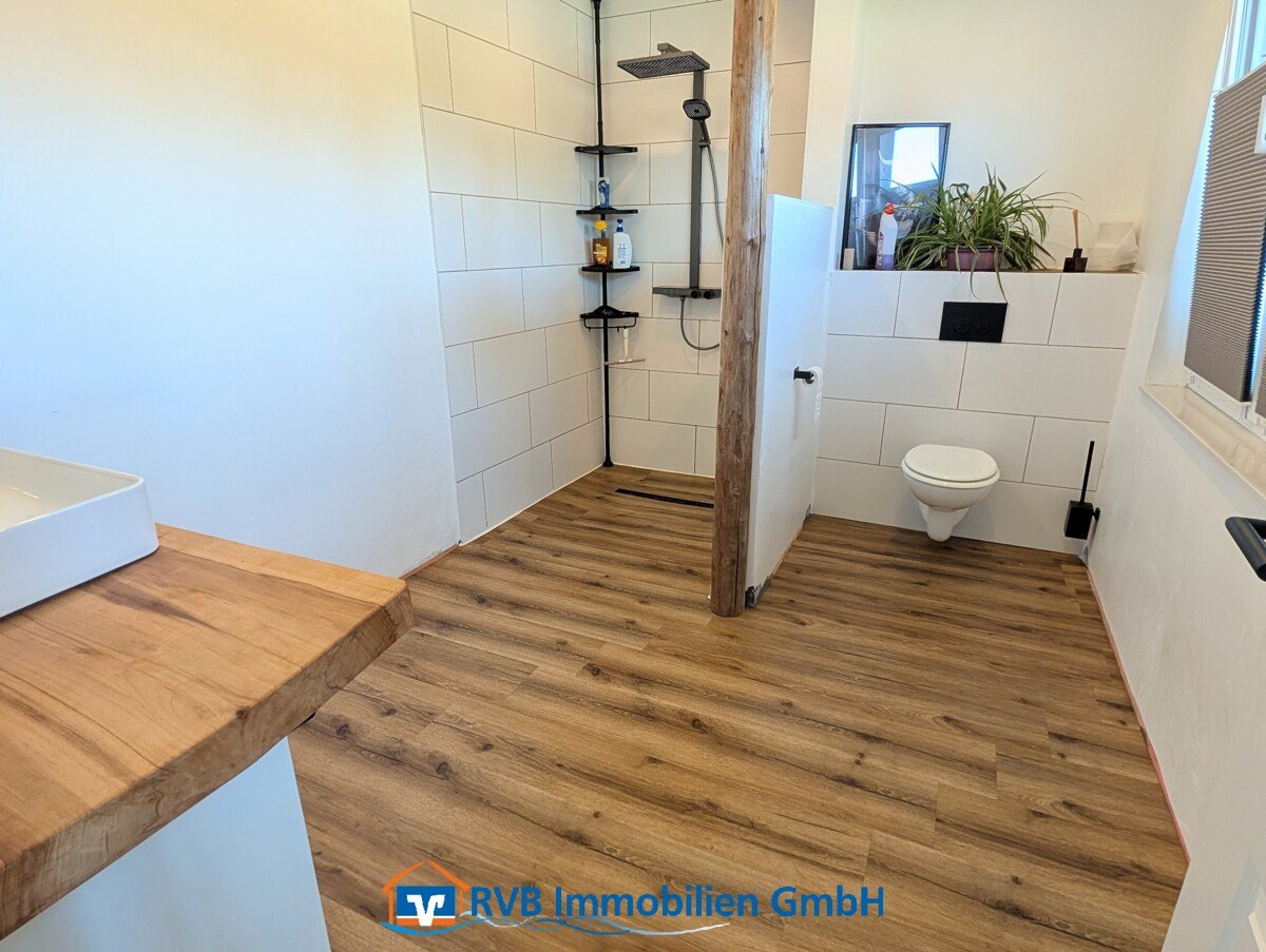Bad mit bodengleicher Dusche und WC im Erdgeschoss Bad mit bodengleicher Dusche und WC im Erdgeschoss