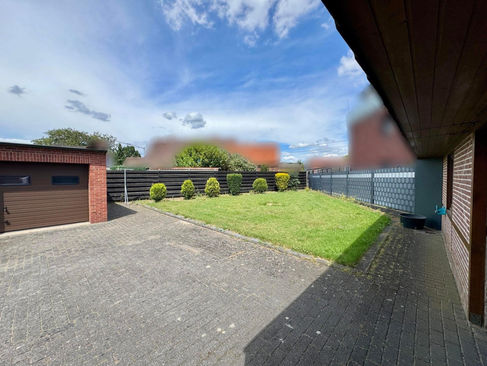 Gartenansicht mit Garage