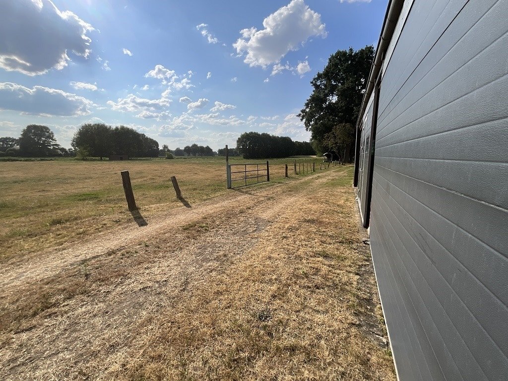 Wirtschaftsweg hinter Stallgebäude