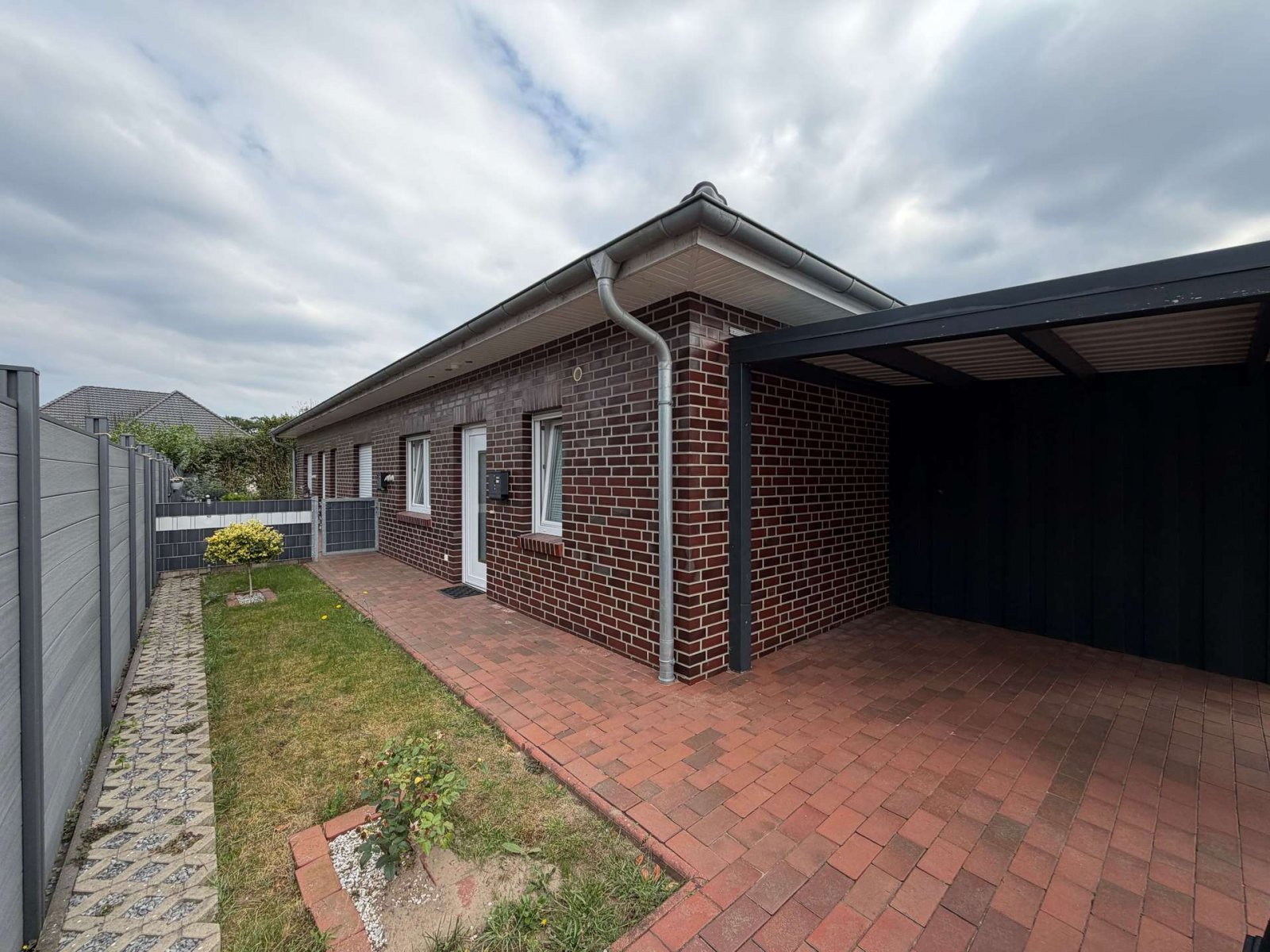 DHH mit Carport