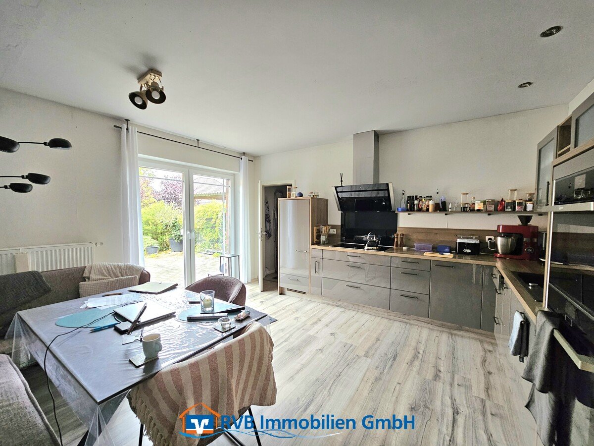 Helle Küche mit Zugang zur Terrasse Helle Küche mit Zugang zur Terrasse