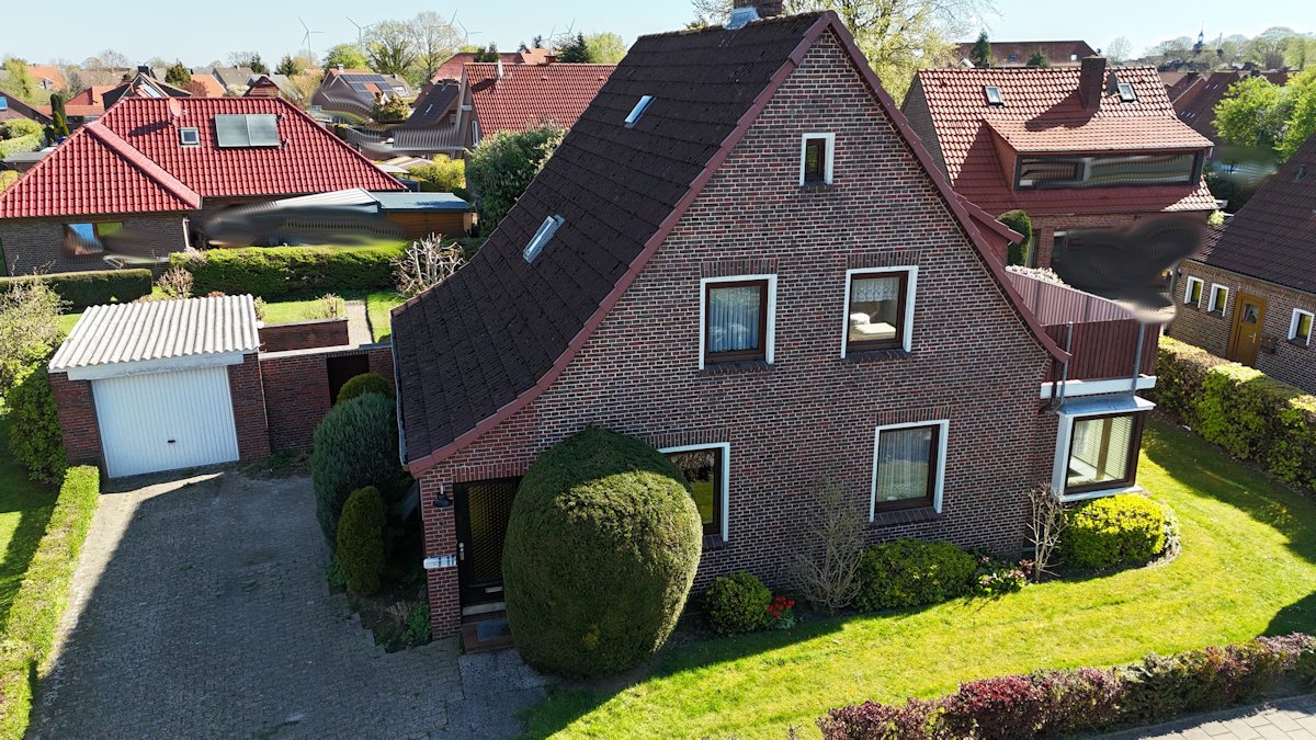 Einfamilienhaus mit Garage Einfamilienhaus mit Garage