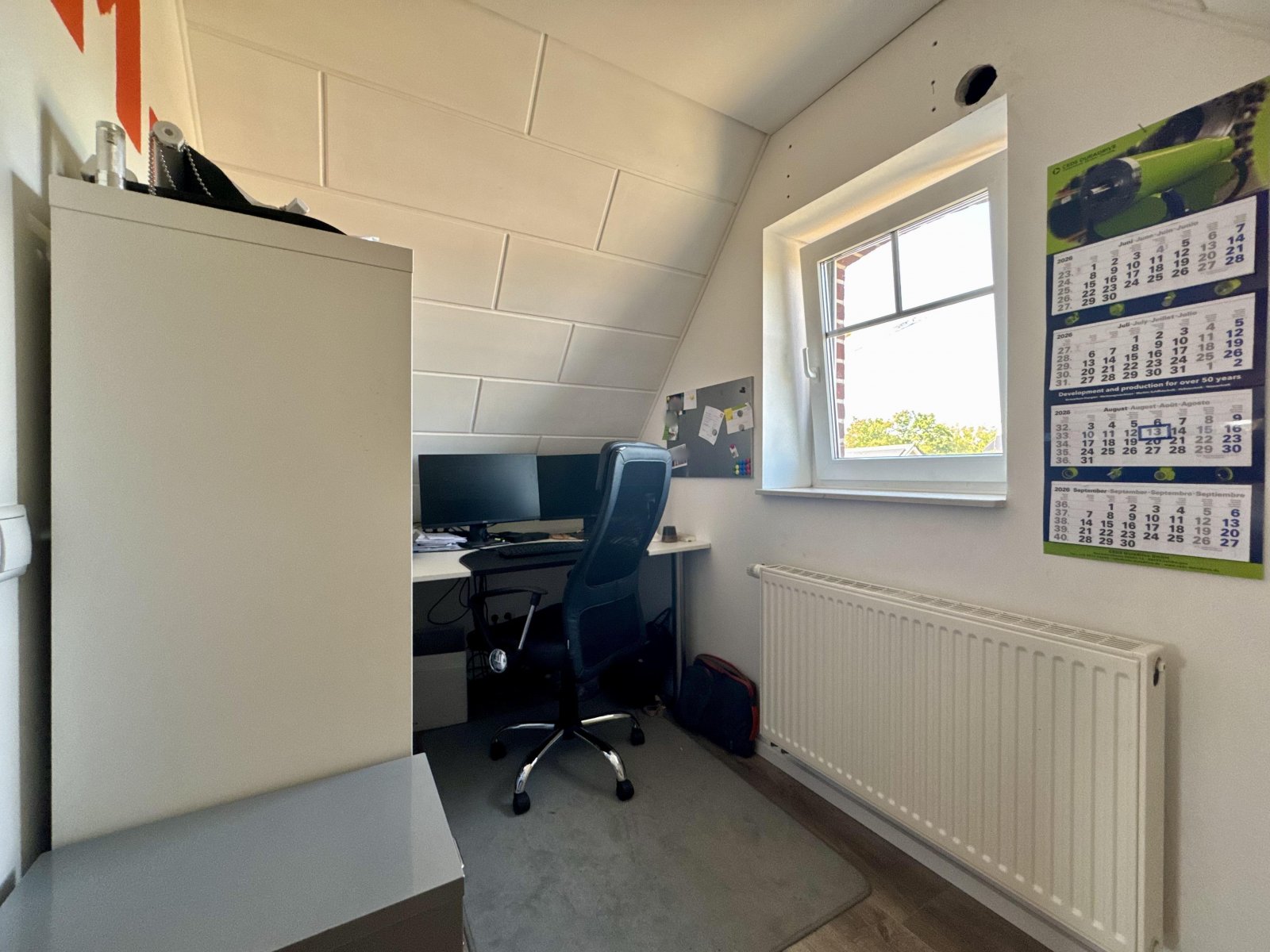 Büro (ausgebautes Zimmer auf dem Dachboden) Büro (ausgebautes Zimmer auf dem Dachboden)