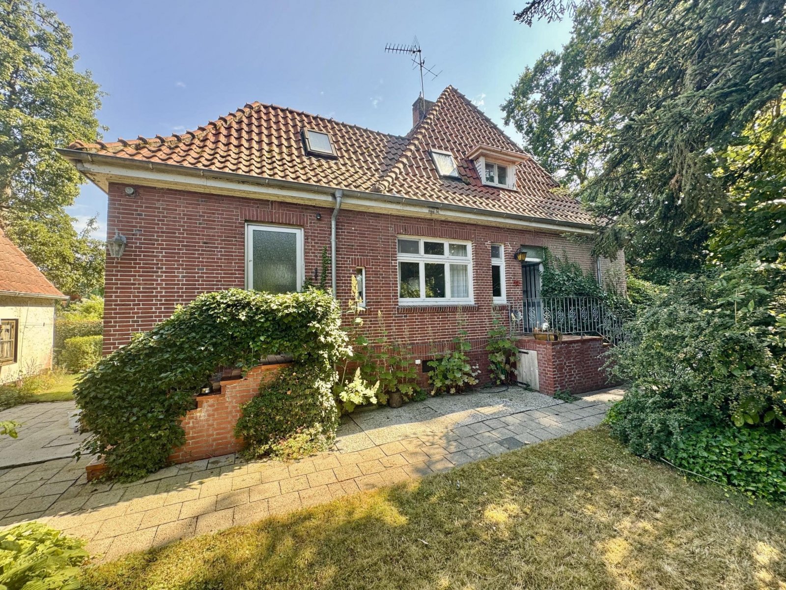 Neuenhaus: Charmantes Einfamilienhaus am Stadtgraben in Neuenhaus – Idyllisches Grundstück mit eigener kleinen Brücke 
