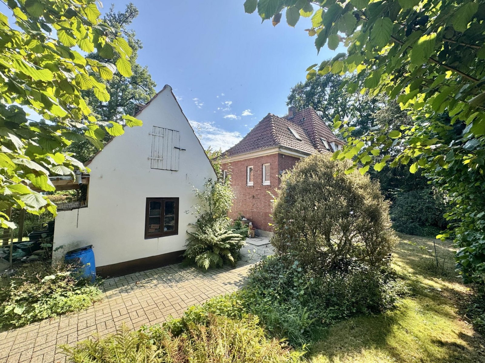 Garten mit Nebengebäude Garten mit Nebengebäude