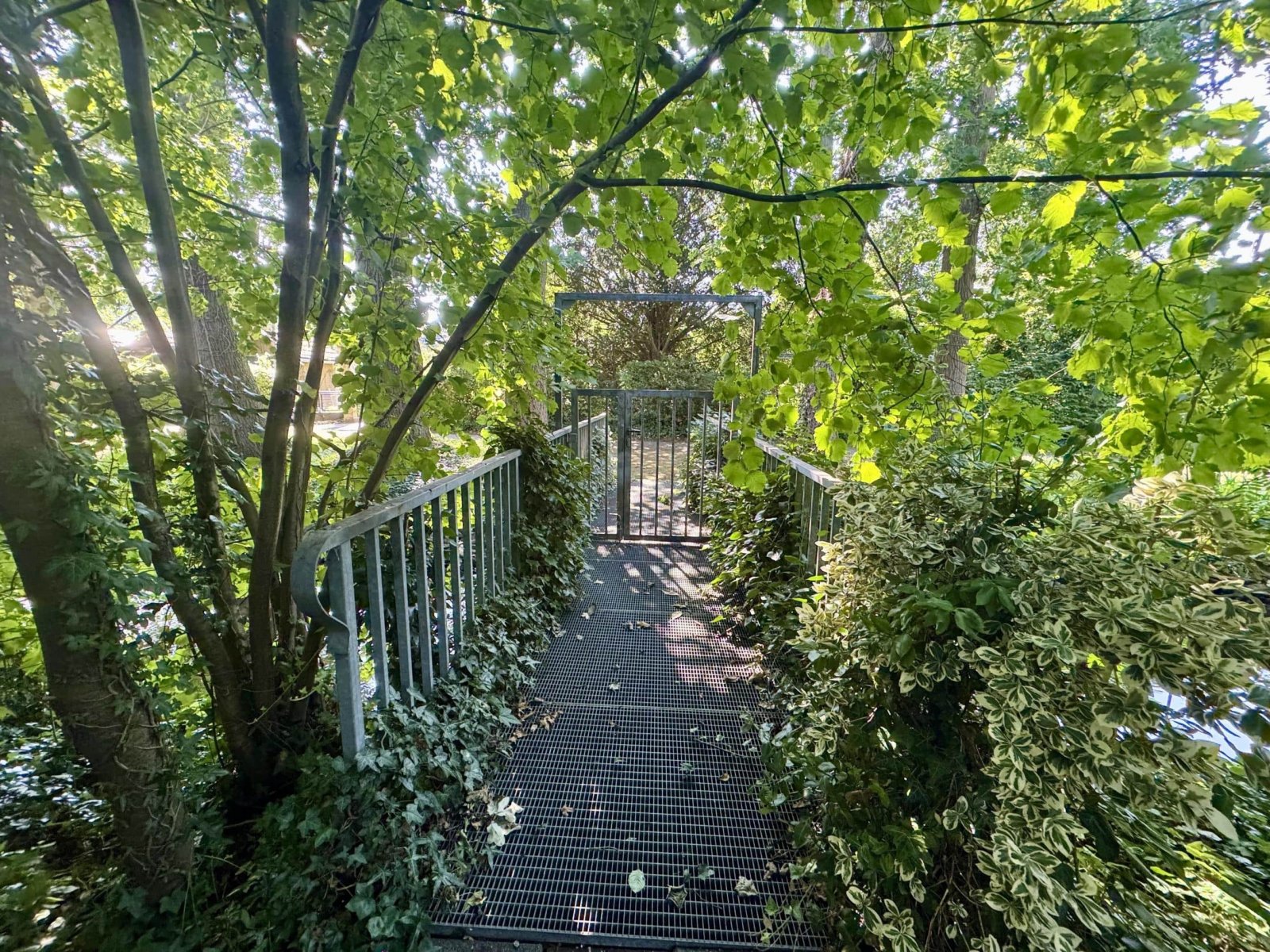 Hauseigene Brücke über den Stadtgraben Hauseigene Brücke über den Stadtgraben
