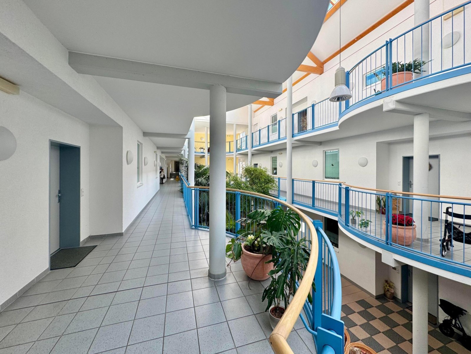 Laubengang zur Wohnung/Atrium Laubengang zur Wohnung/Atrium