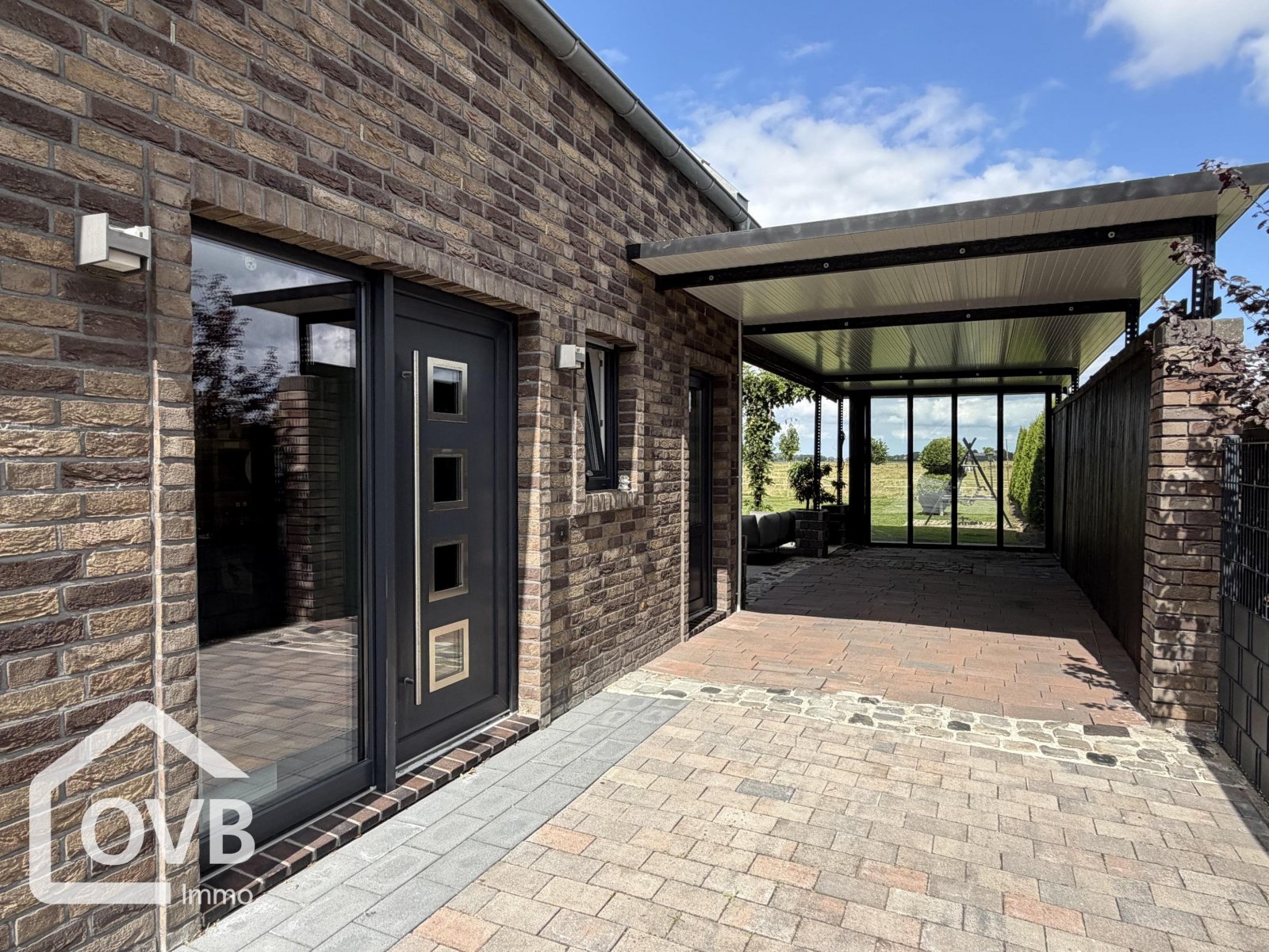 Haupteingang / Carport Haupteingang / Carport