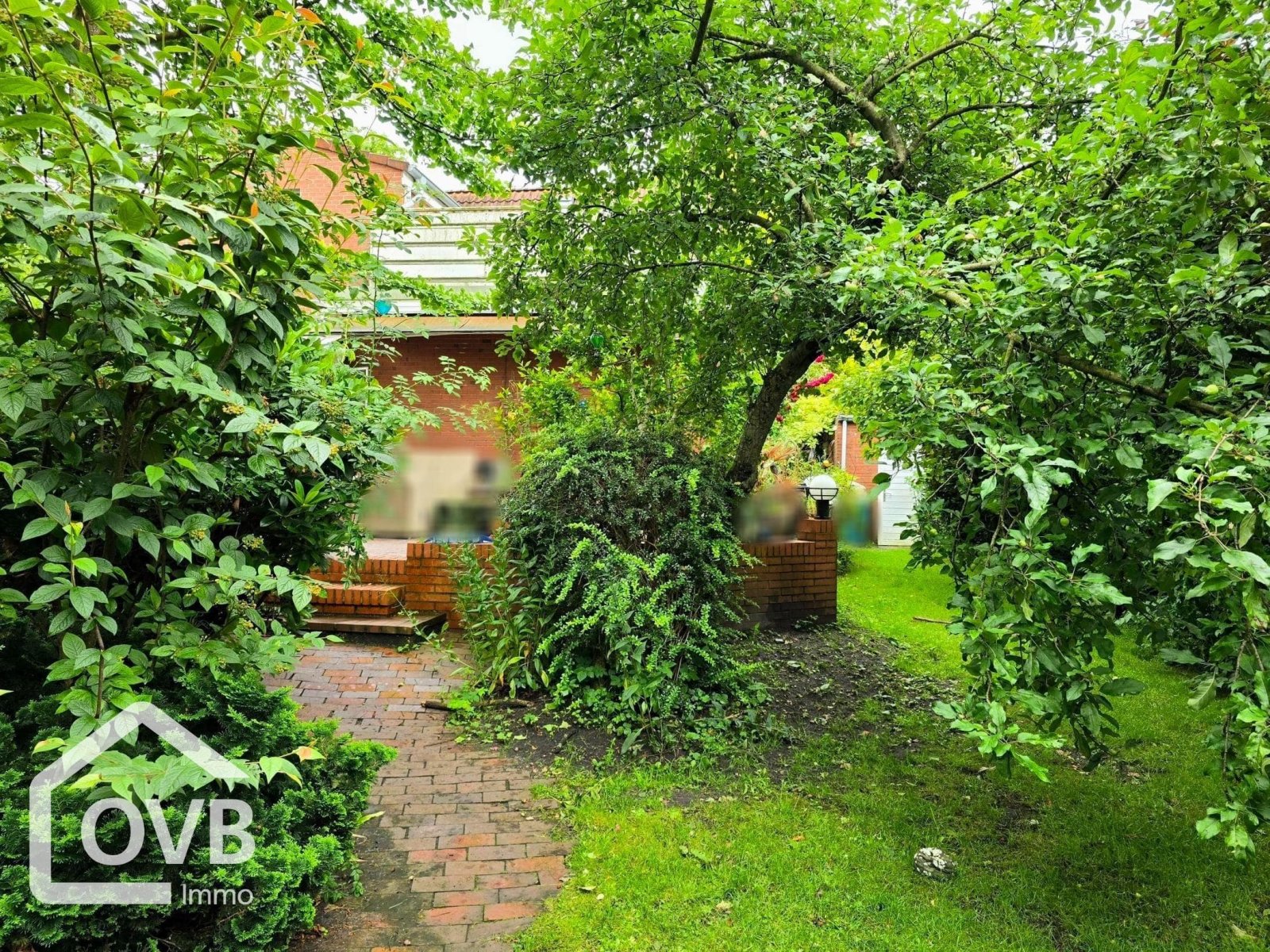 Garten / Terrasse (Eigentum der Mieter aus Gründen der Privatsphäre unkenntlich gemacht) Garten / Terrasse (Eigentum der Mieter aus Gründen der Privatsphäre unkenntlich gemacht)