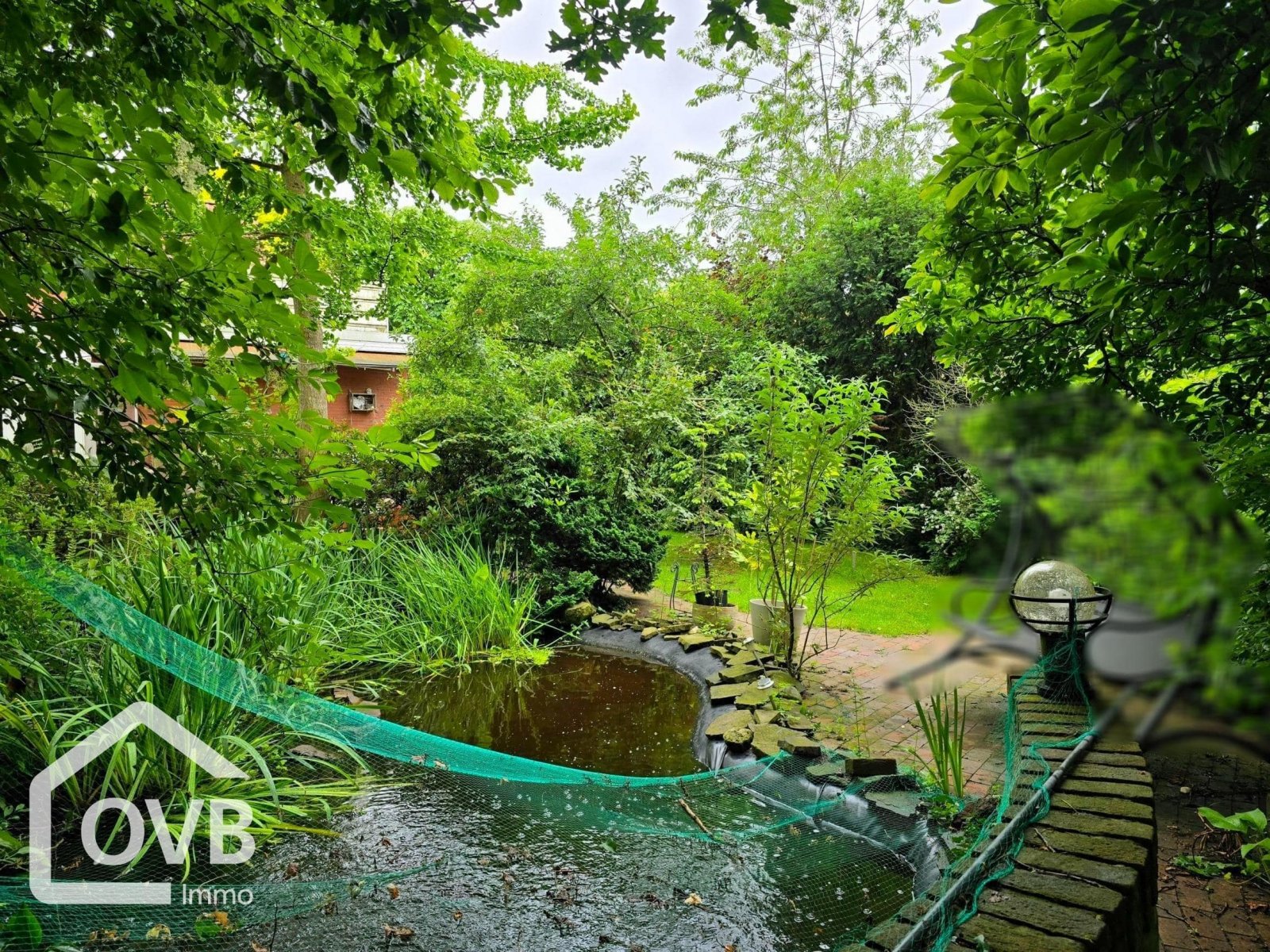 Garten / Teich (Eigentum der Mieter aus Gründen der Privatsphäre unkenntlich gemacht) Garten / Teich (Eigentum der Mieter aus Gründen der Privatsphäre unkenntlich gemacht)