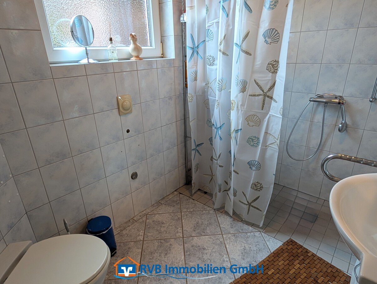 Bad mit bodengleicher Dusche und WC Bad mit bodengleicher Dusche und WC