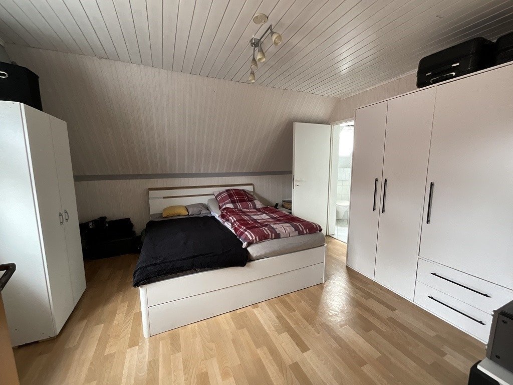 Schlafzimmer DG mit Bad Schlafzimmer DG mit Bad