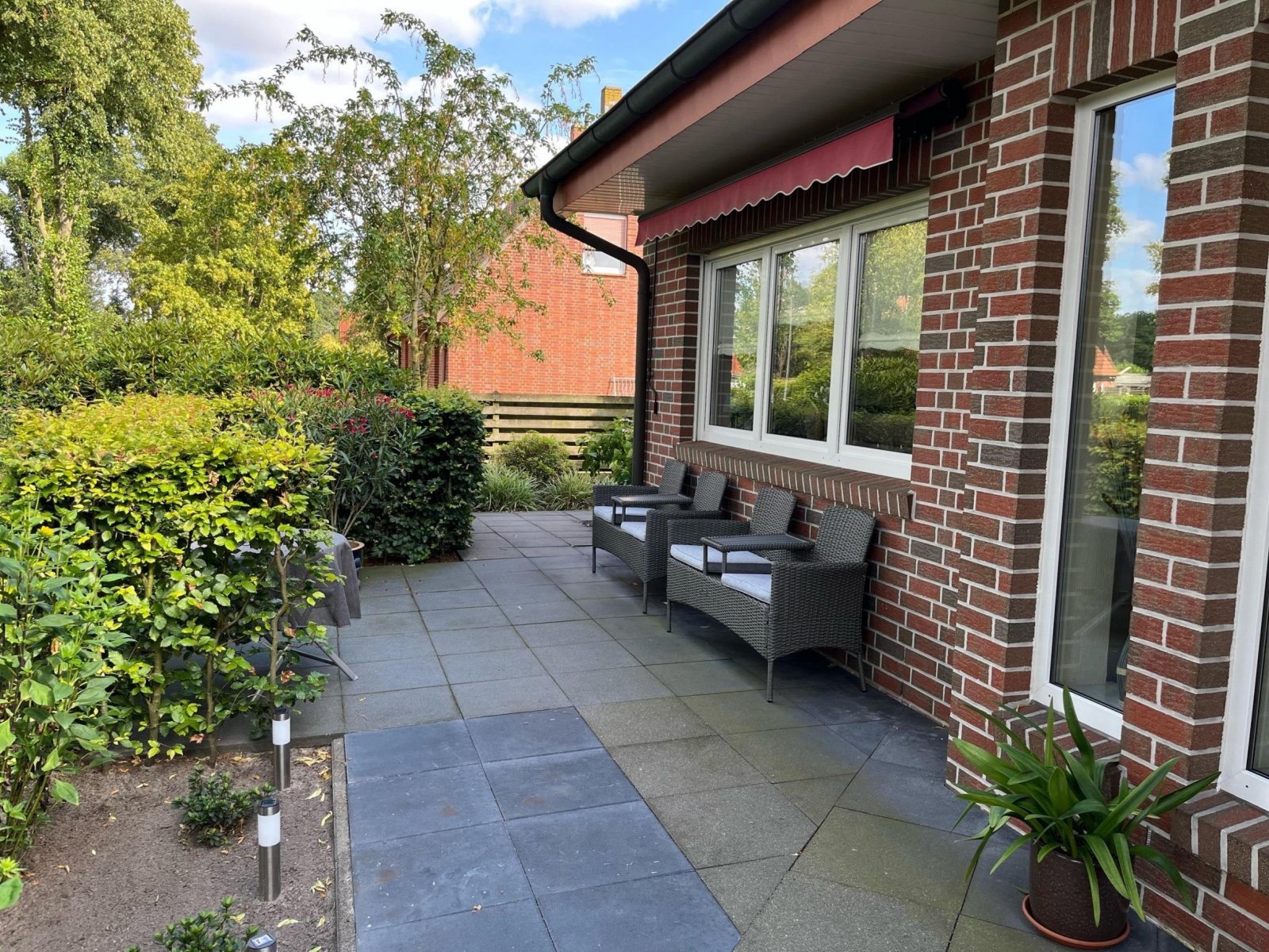 Kleine Terrasse vor dem Haus