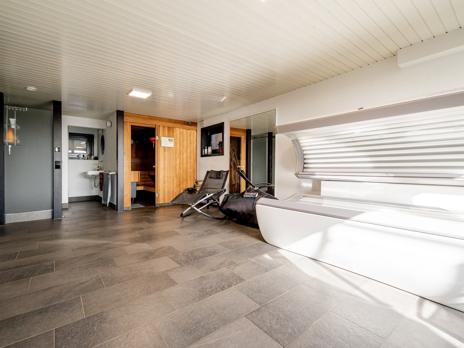 Wellnessbereich mit Sauna, Solarium und Dusche Wellnessbereich mit Sauna, Solarium und Dusche