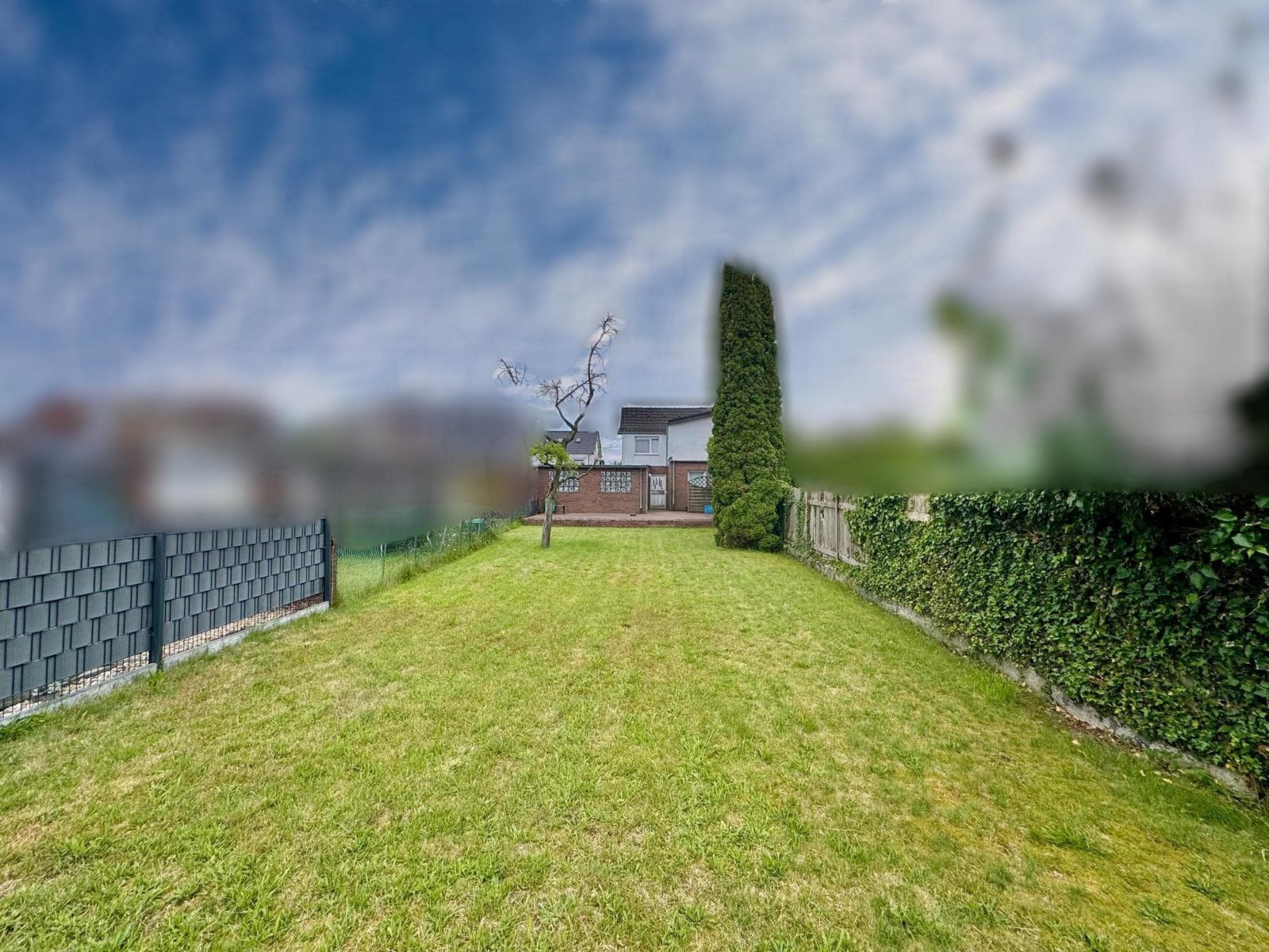 Rückansicht mit Garten Rückansicht mit Garten