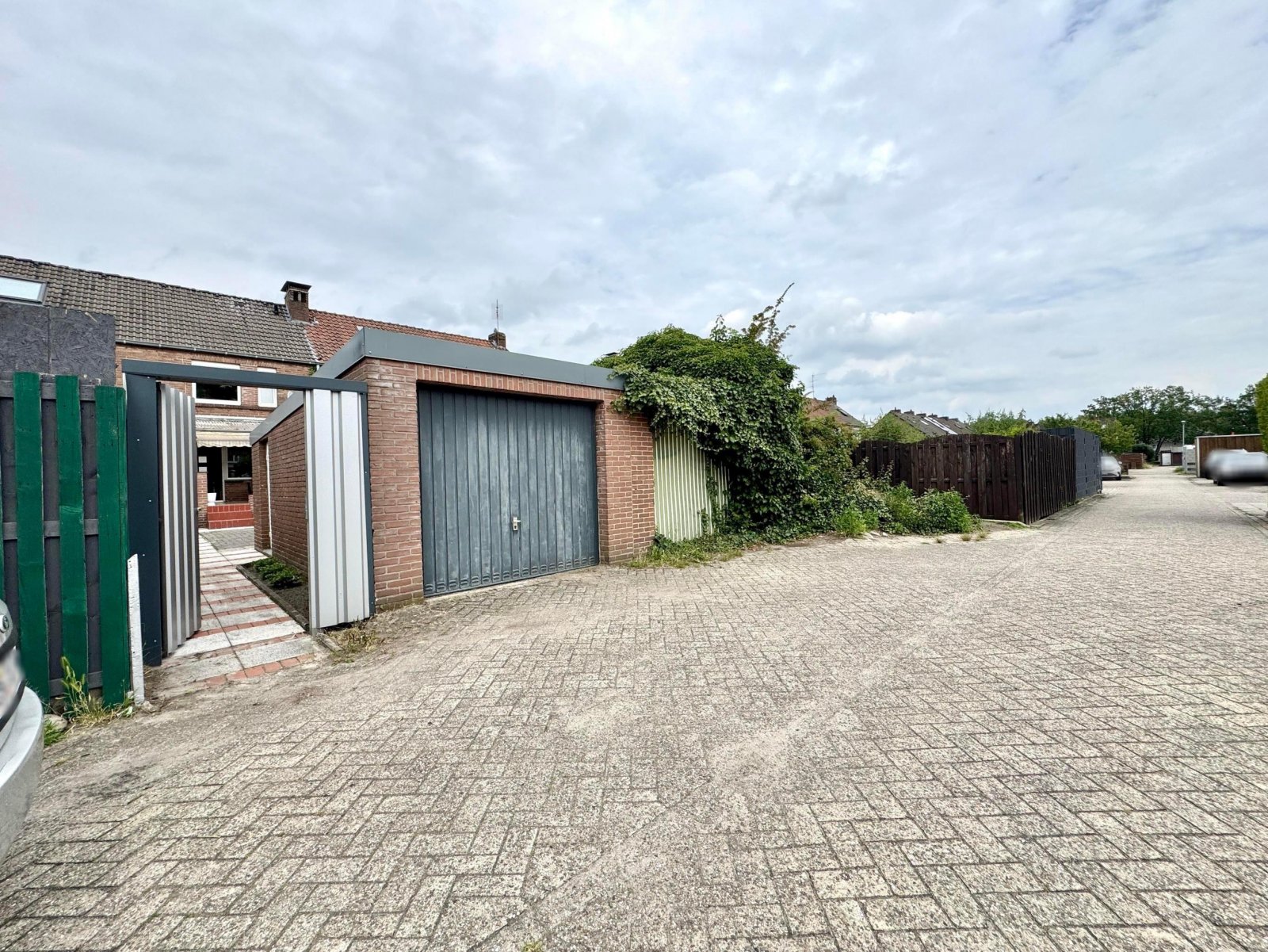 Garageneinfahrt Rückseite Garageneinfahrt Rückseite