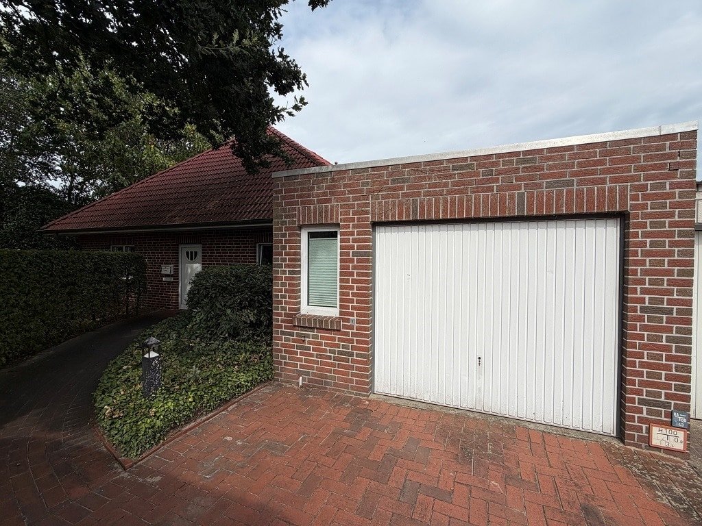 Außenansicht mit Garage Außenansicht mit Garage
