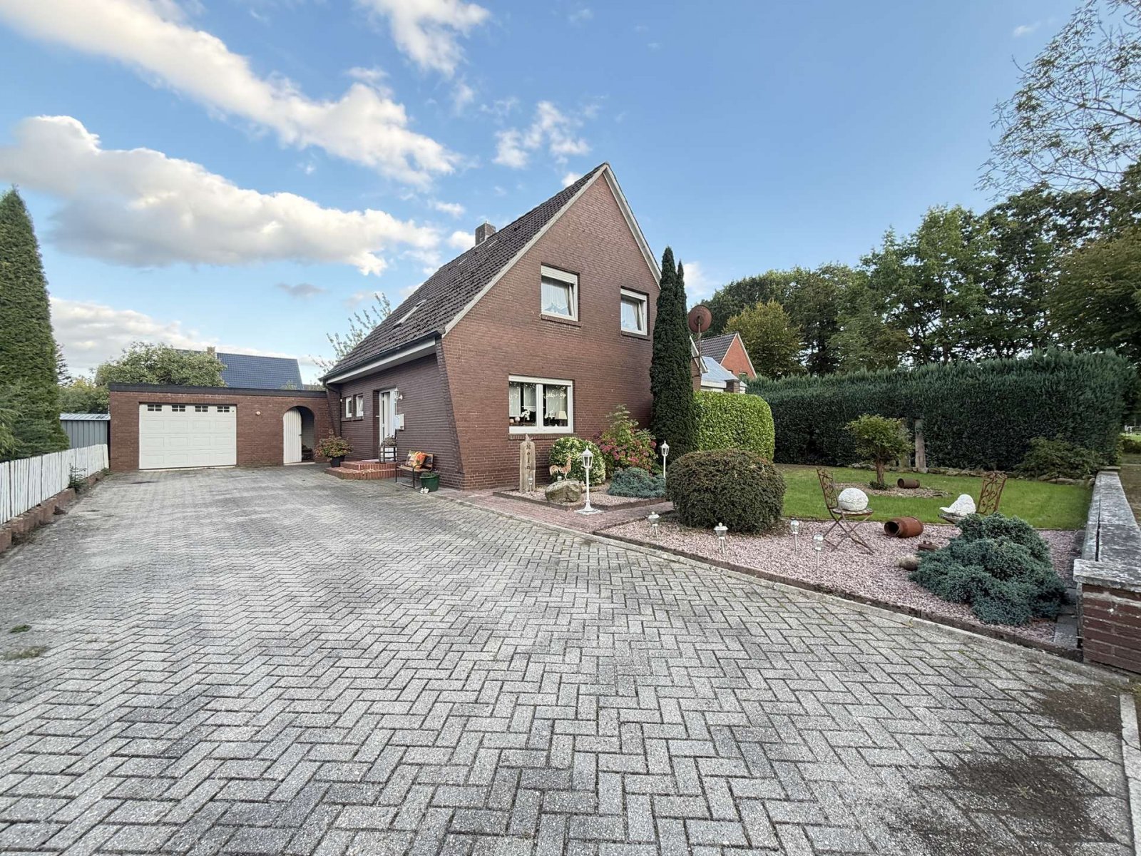 Hausansicht mit Garage Hausansicht mit Garage