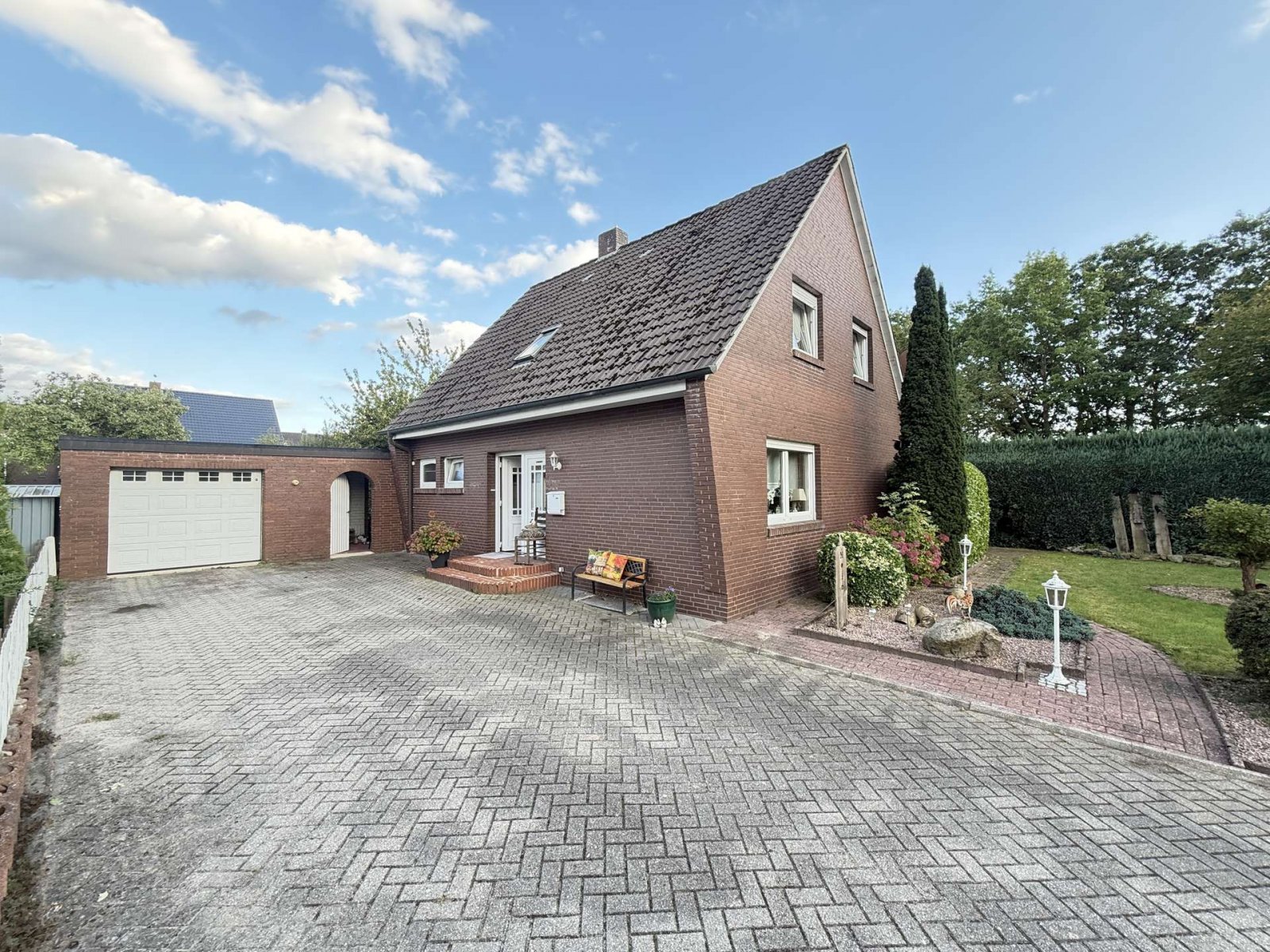 Hausansicht mit Garage Hausansicht mit Garage