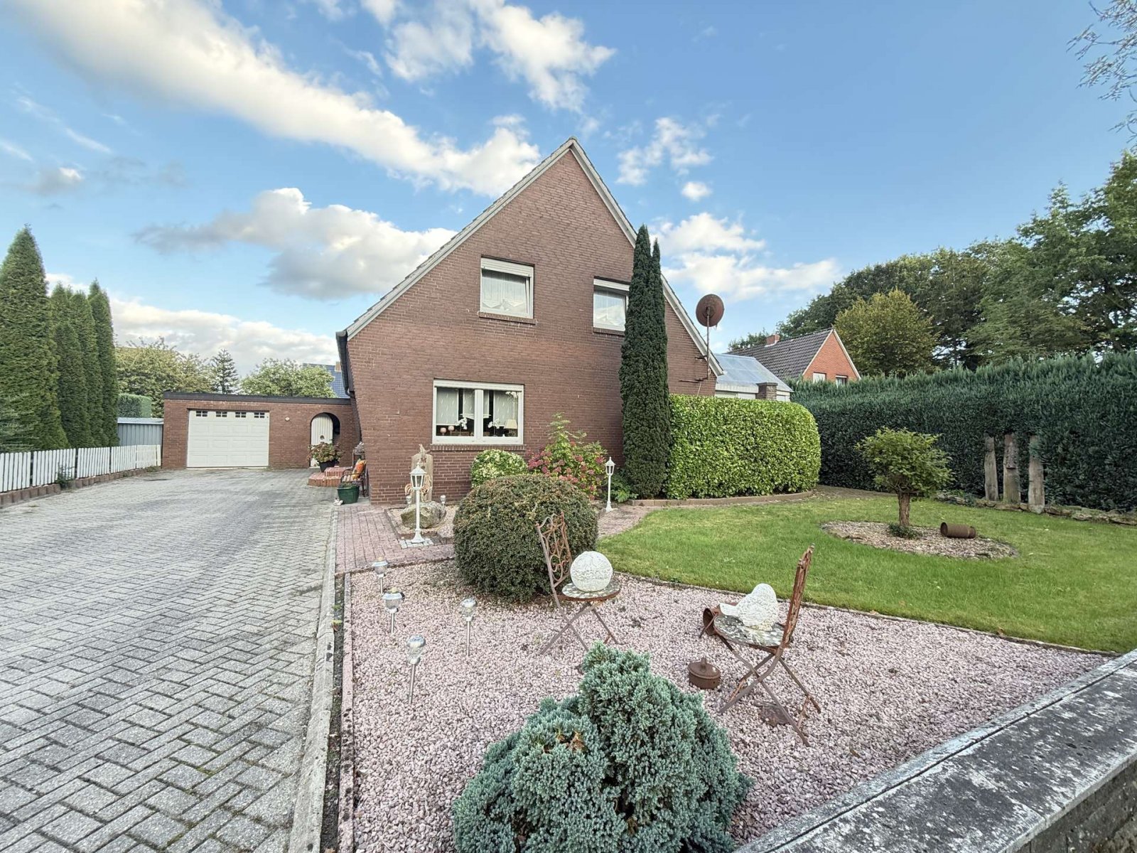 Hausansicht mit Garage Hausansicht mit Garage