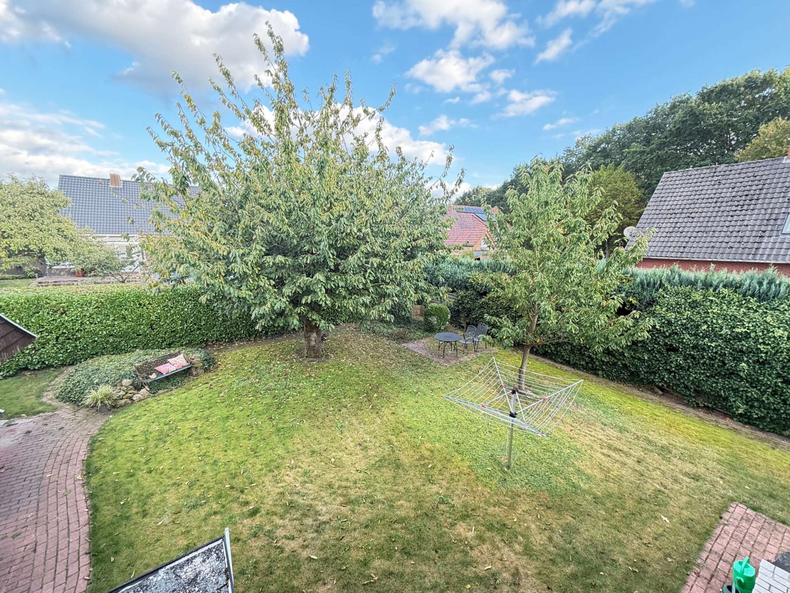Blick vom Balkon zum Garten Blick vom Balkon zum Garten