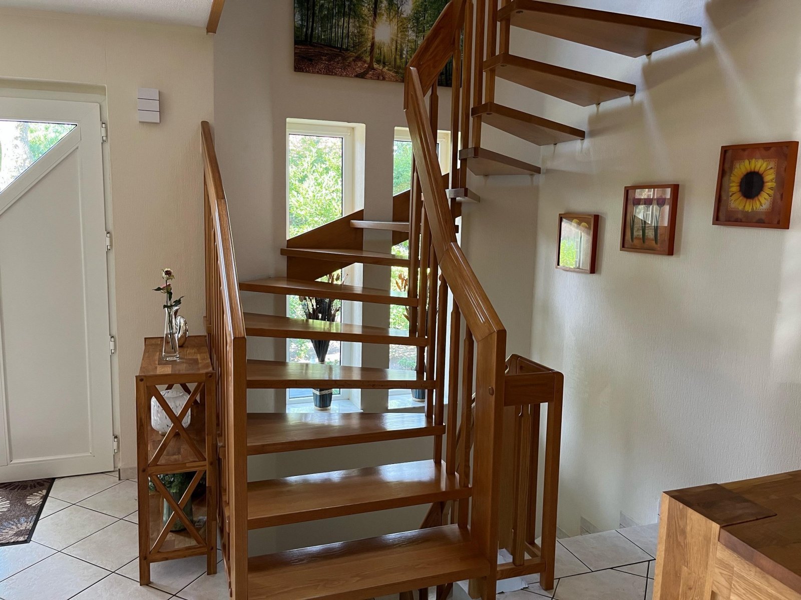 Treppenaufgang und Kellertreppe Treppenaufgang und Kellertreppe