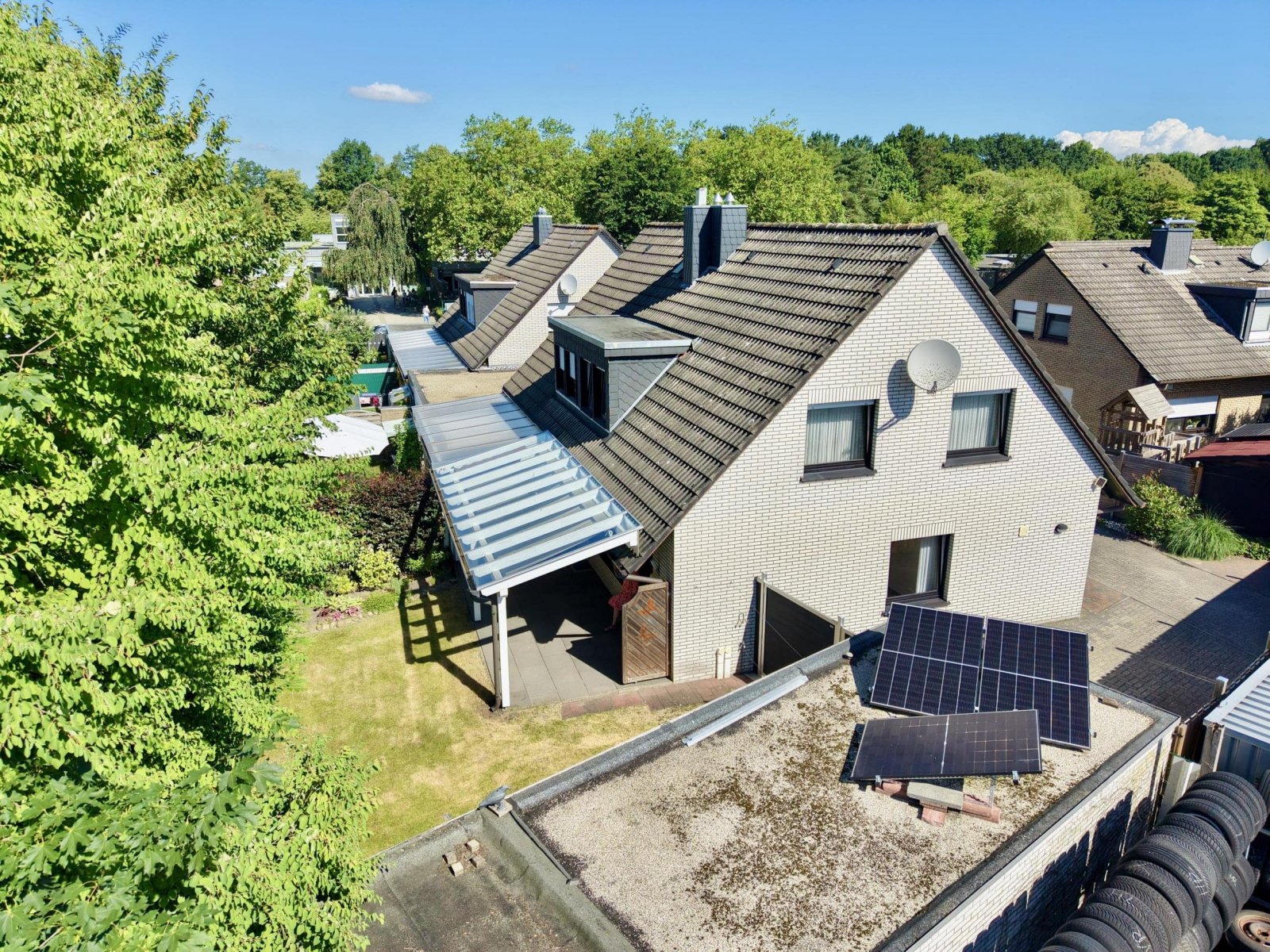 Seitenperspektive mit Gartenansicht Seitenperspektive mit Gartenansicht
