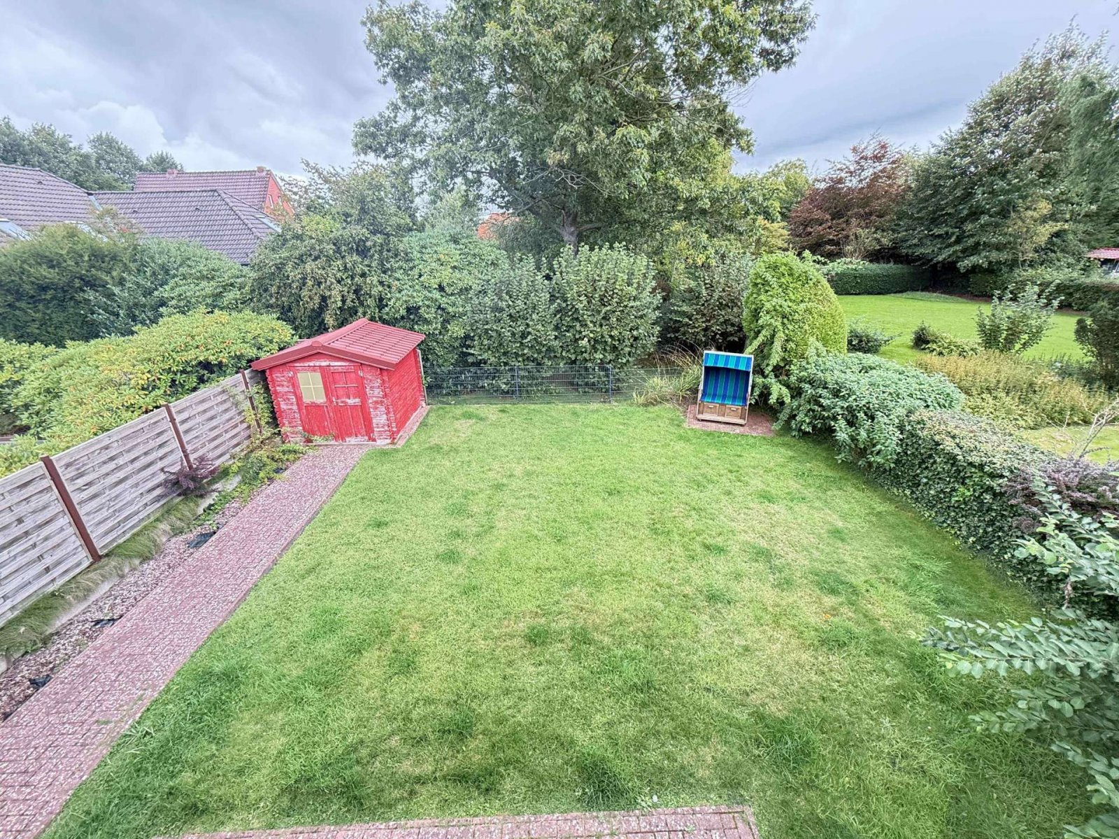 Blick vom Balkon zum Garten