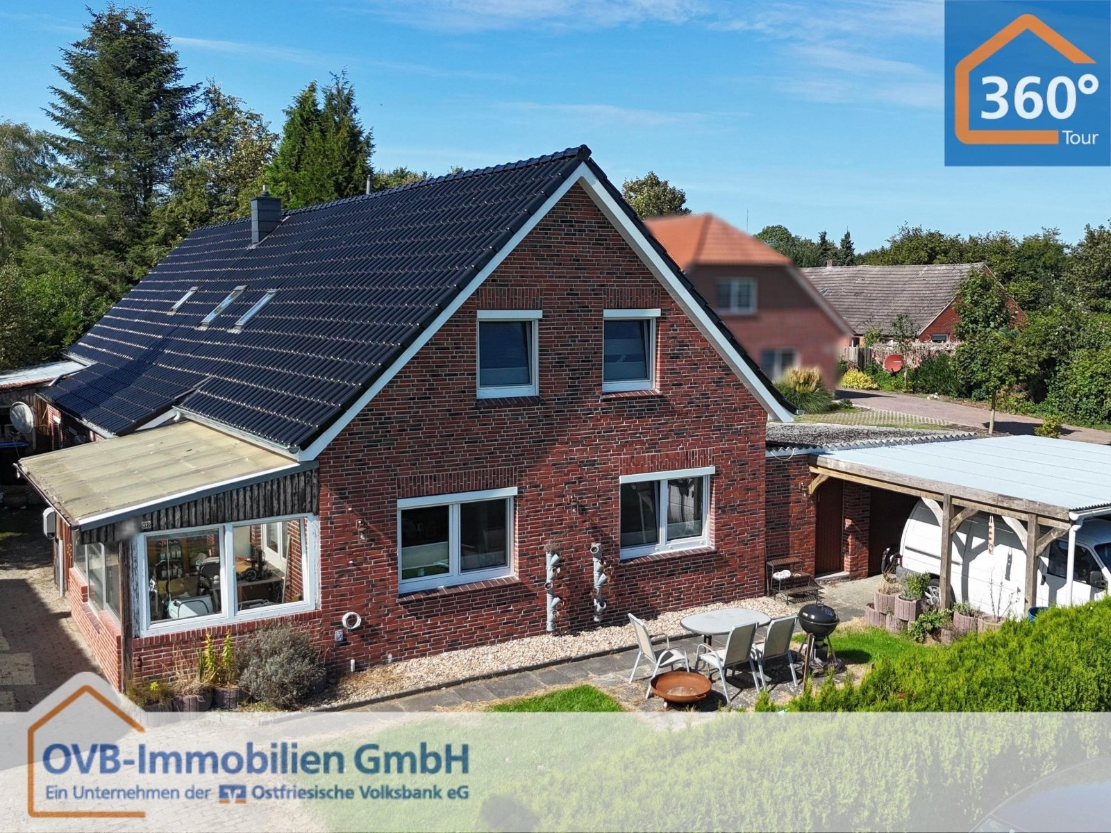 Weener: Modernisierte Doppelhaushälfte mit Doppelcarport und Garage 
