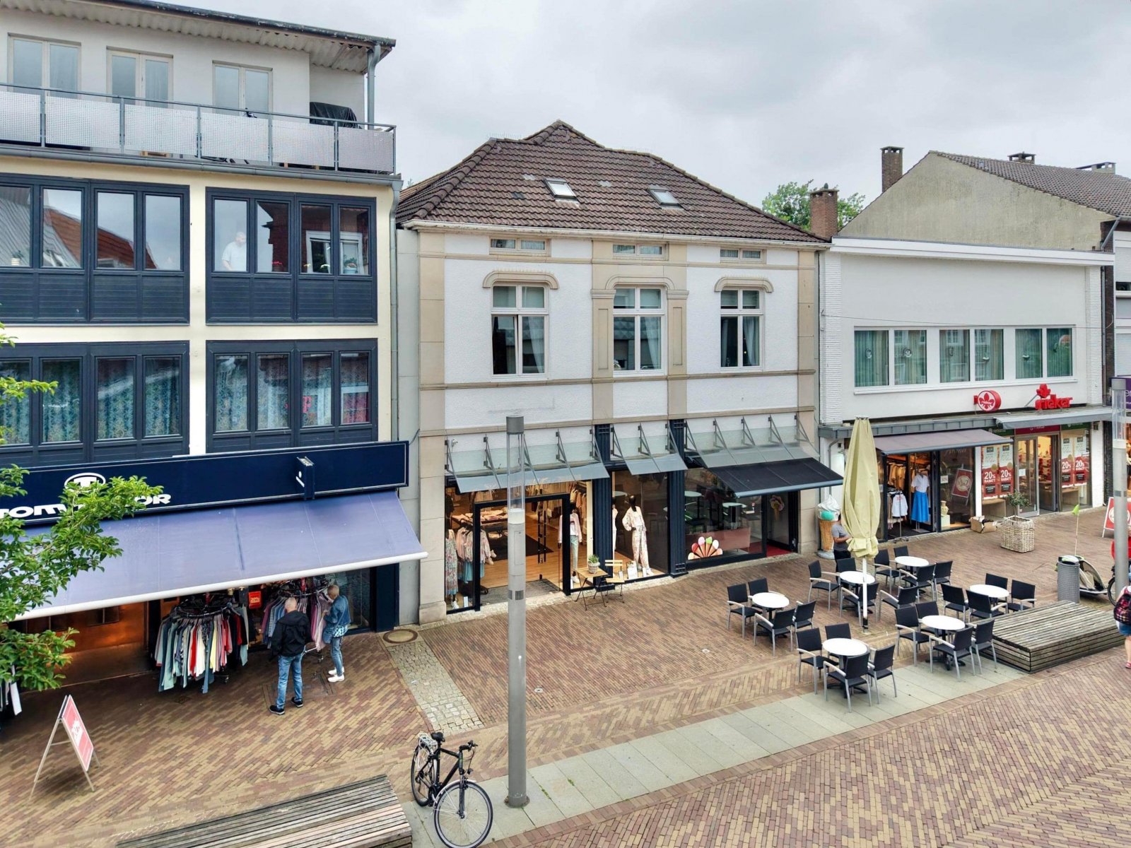 Straßenansicht, seitlich