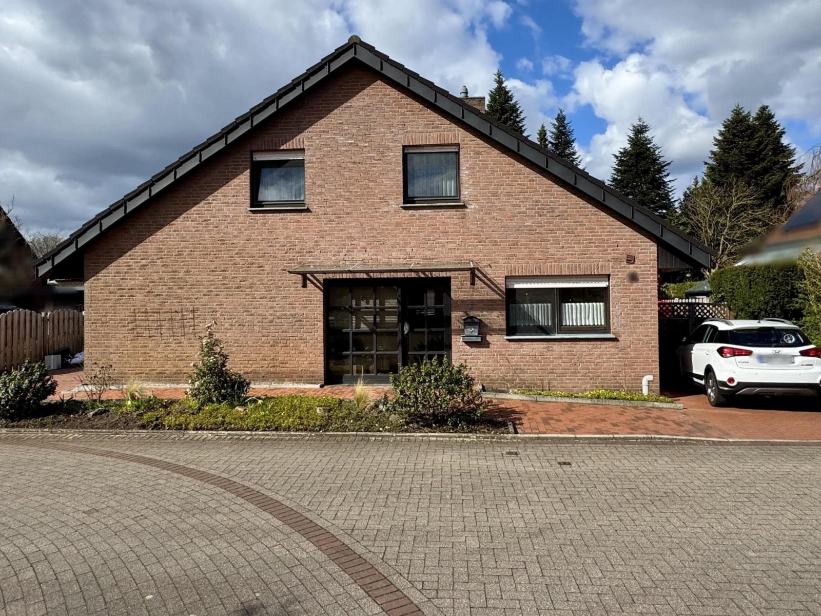 Straßenansicht von vorne Straßenansicht von vorne