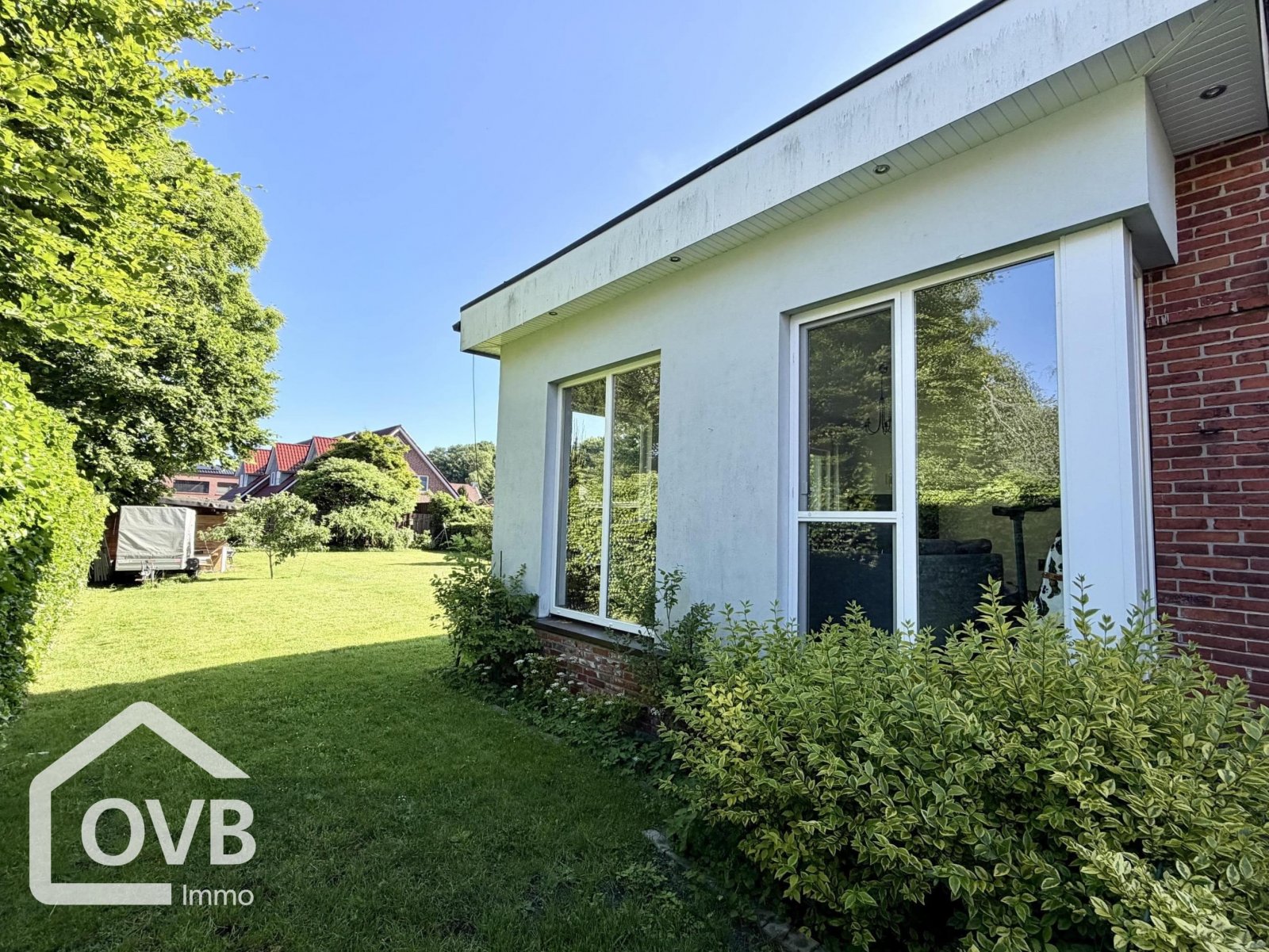 Zuwegung Grundstück / Seitenansicht Anbau Zuwegung Grundstück / Seitenansicht Anbau