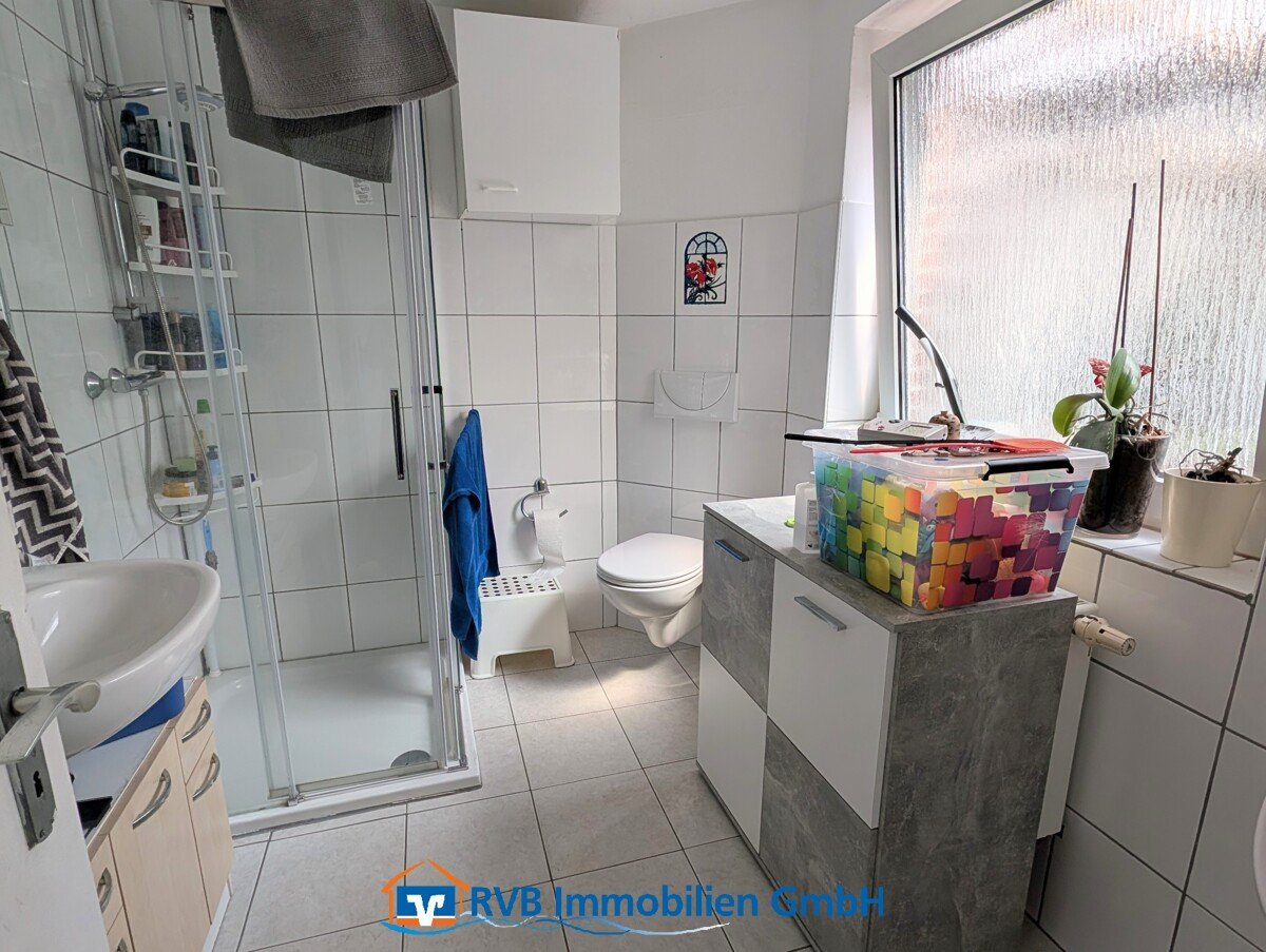 Tageslichtbad mit ebenerdiger Dusche und WC Tageslichtbad mit ebenerdiger Dusche und WC