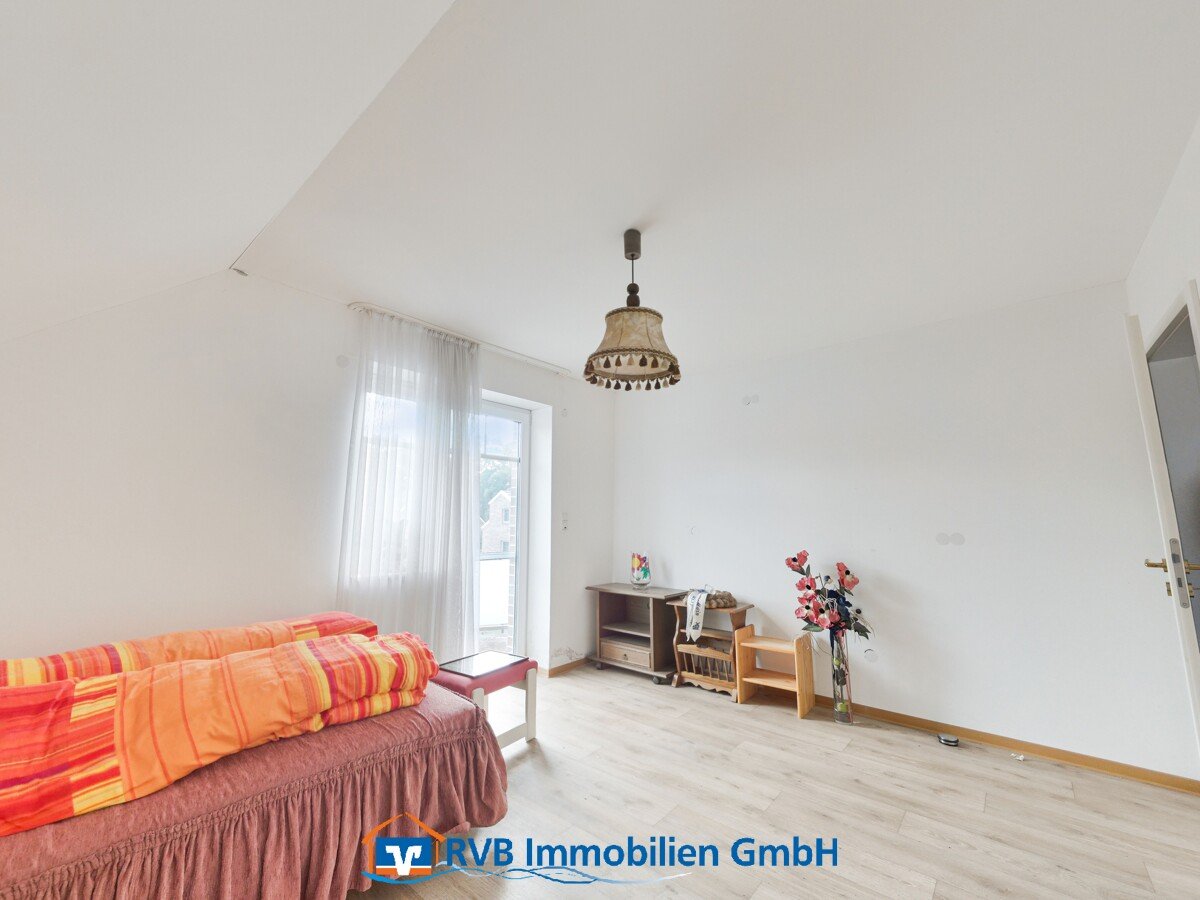 Zimmer im Dachgeschoss mit Küchenanschlüssen Zimmer im Dachgeschoss mit Küchenanschlüssen