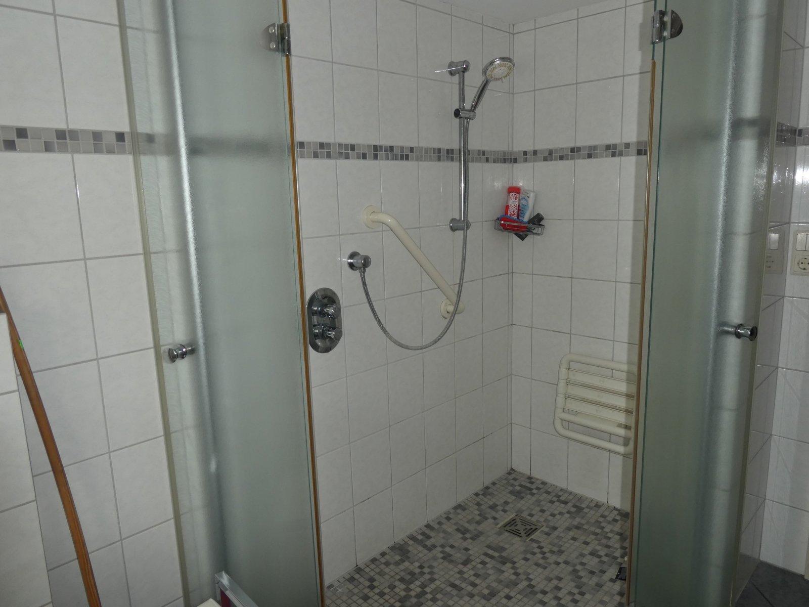 Badezimmer/Dusche EG Badezimmer/Dusche EG