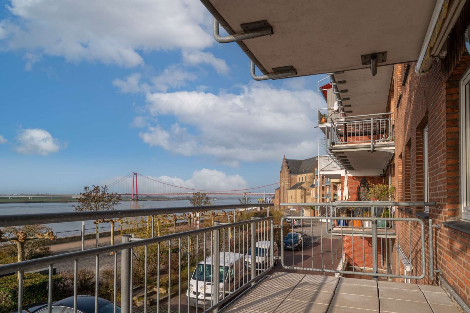 Balkon mit Flussblick Balkon mit Flussblick