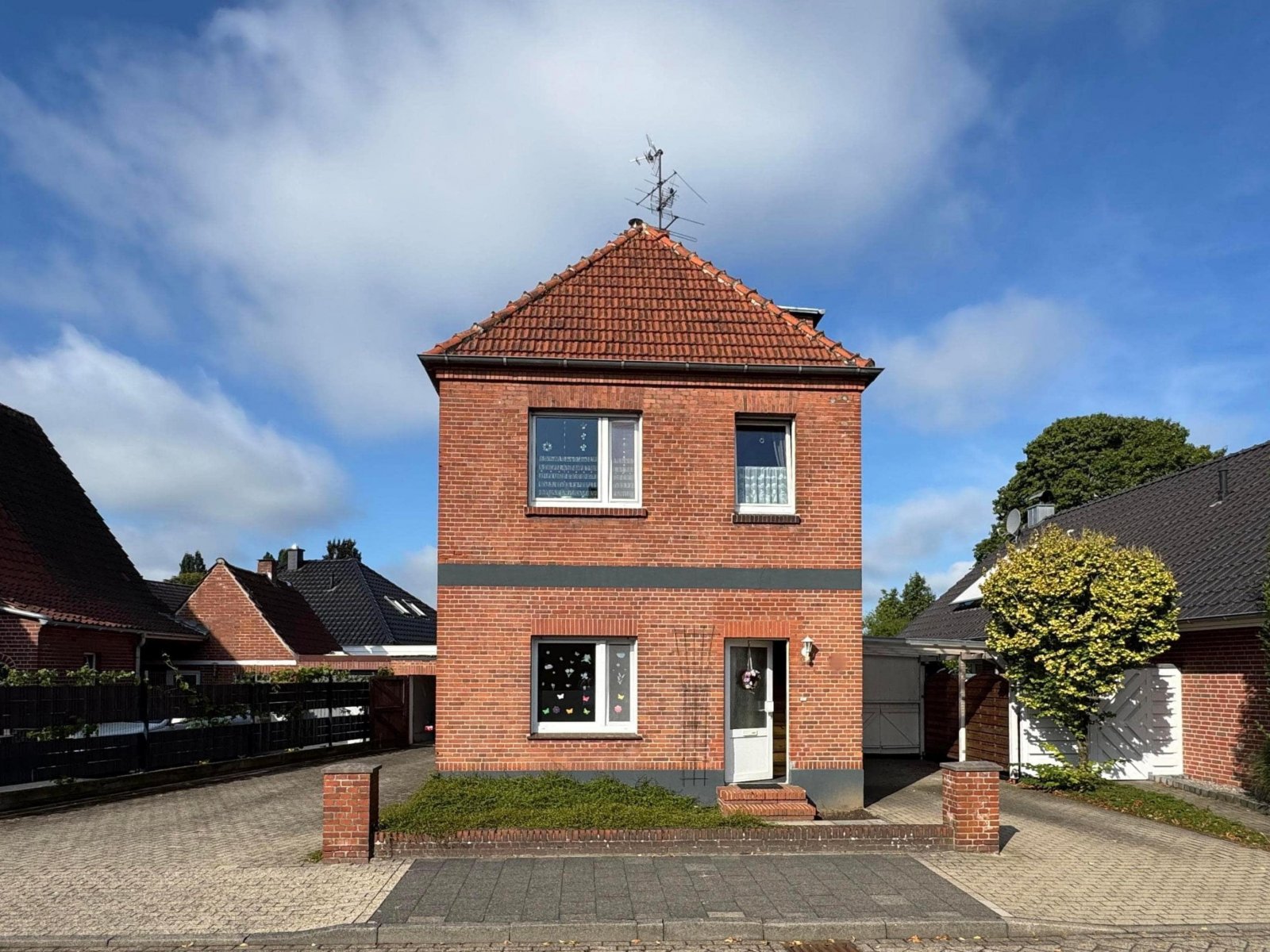 Straßenansicht von vorne Straßenansicht von vorne
