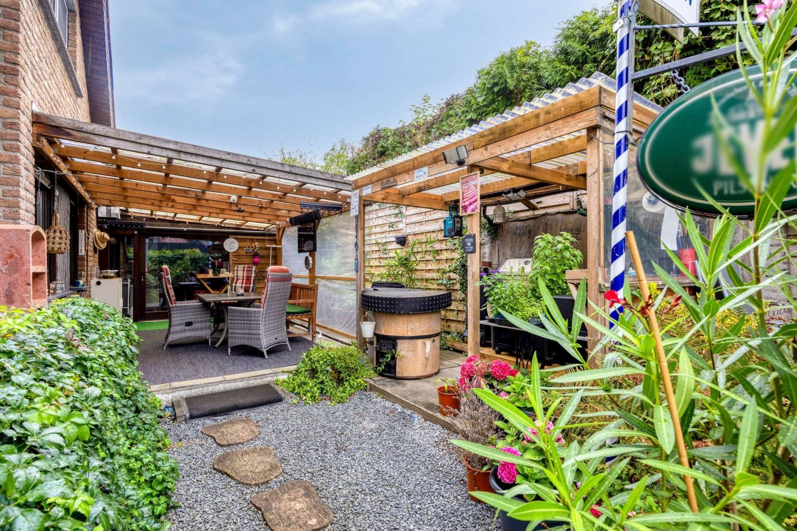 Terrasse mit Grillecke Terrasse mit Grillecke