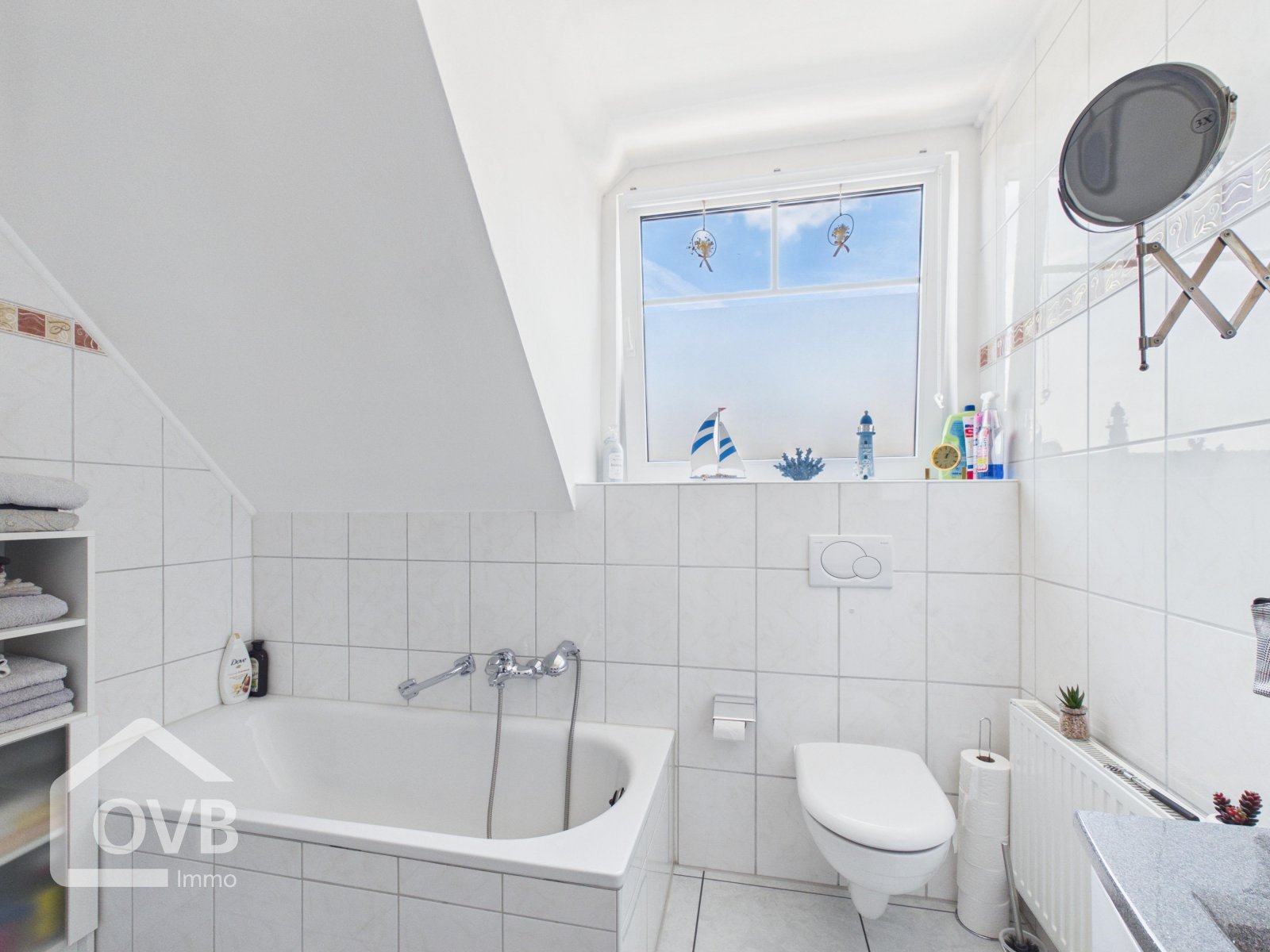 Badezimmer mit Dusche und Badewanne Badezimmer mit Dusche und Badewanne