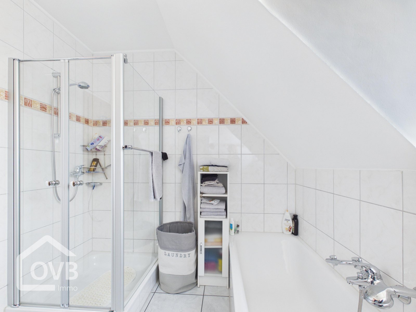 Badezimmer mit Dusche und Badewanne Badezimmer mit Dusche und Badewanne