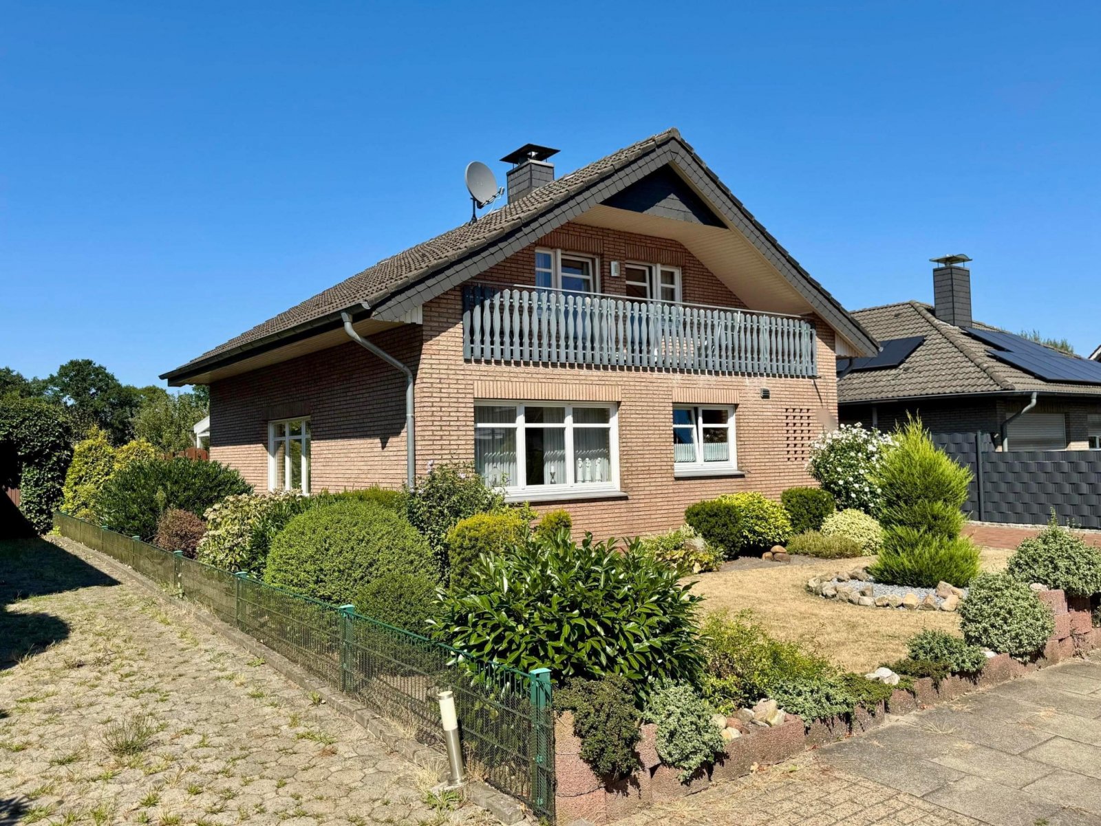 Straßenansicht seitlich Straßenansicht seitlich