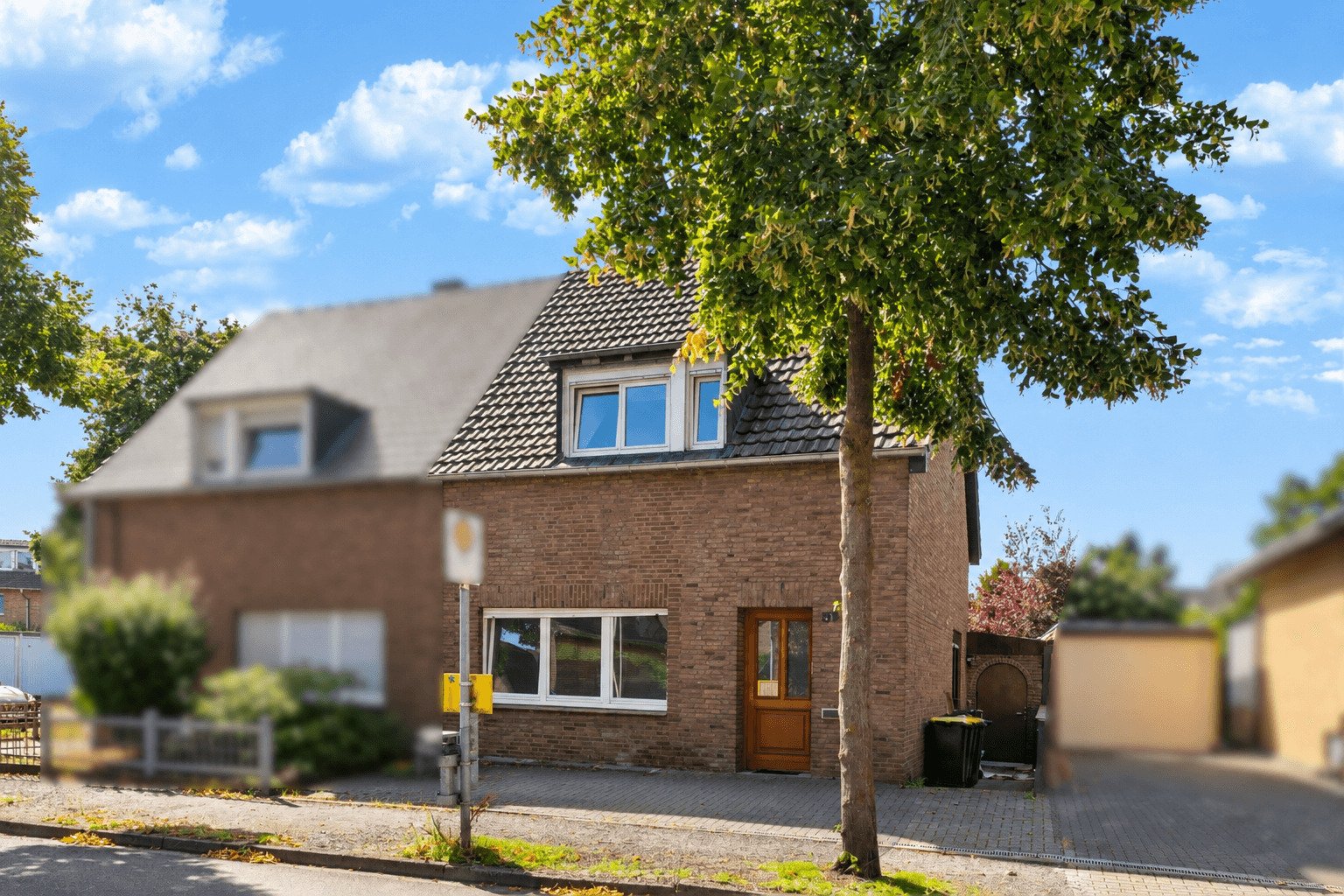 Emmerich am Rhein: Emmerich – Doppelhaushälfte mit 4 Schlafzimmern und großzügigem Garten mit viel Gestaltungspotenzial Emmerich am Rhein: Emmerich – Doppelhaushälfte mit 4 Schlafzimmern und großzügigem Garten mit viel Gestaltungspotenzial