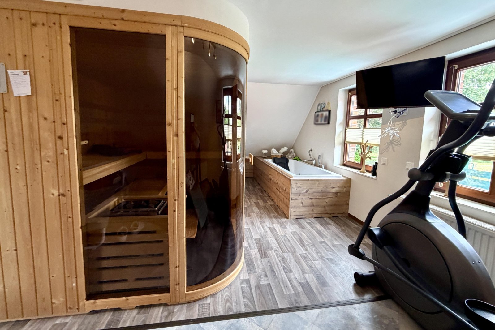 Sauna und Whirlpool Sauna und Whirlpool