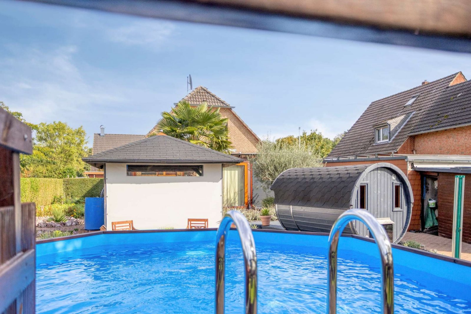 Außenansicht mit Pool Außenansicht mit Pool
