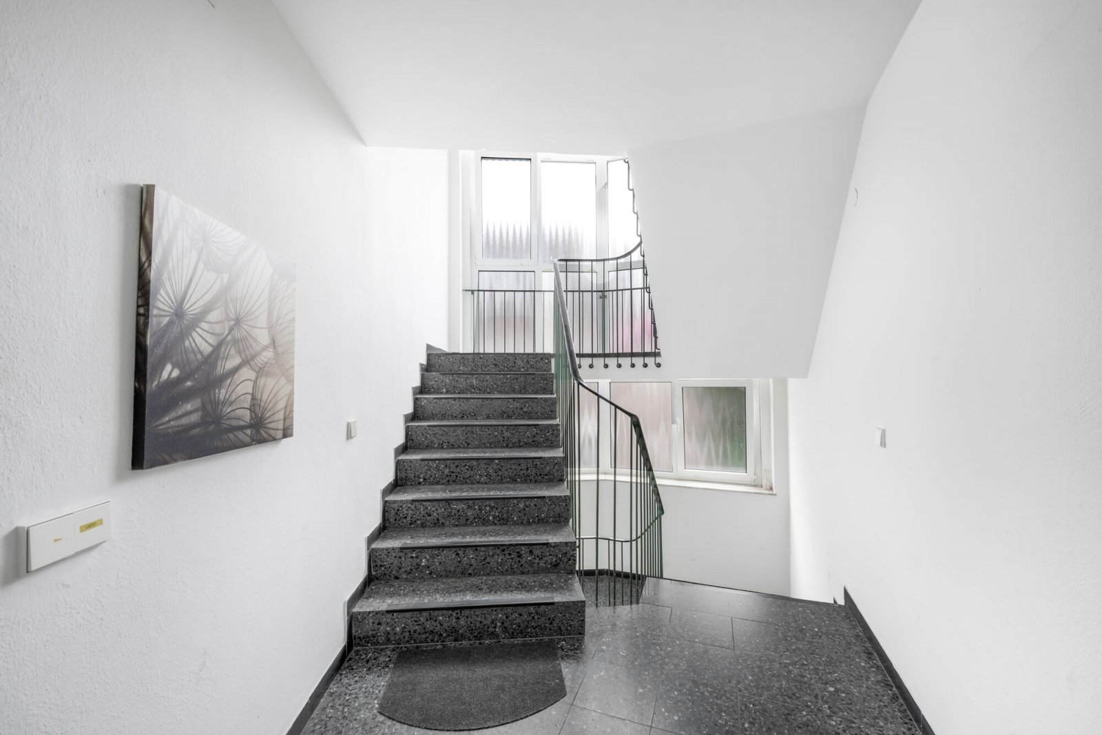Treppenhaus zu den Wohnungen Treppenhaus zu den Wohnungen