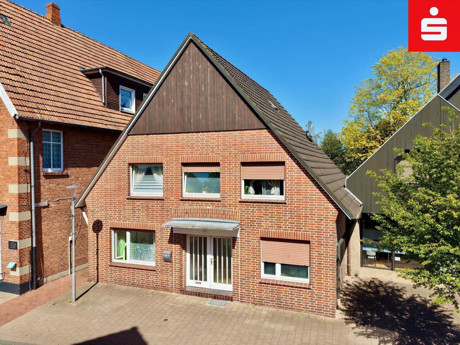 Straßenansicht von vorne Straßenansicht von vorne