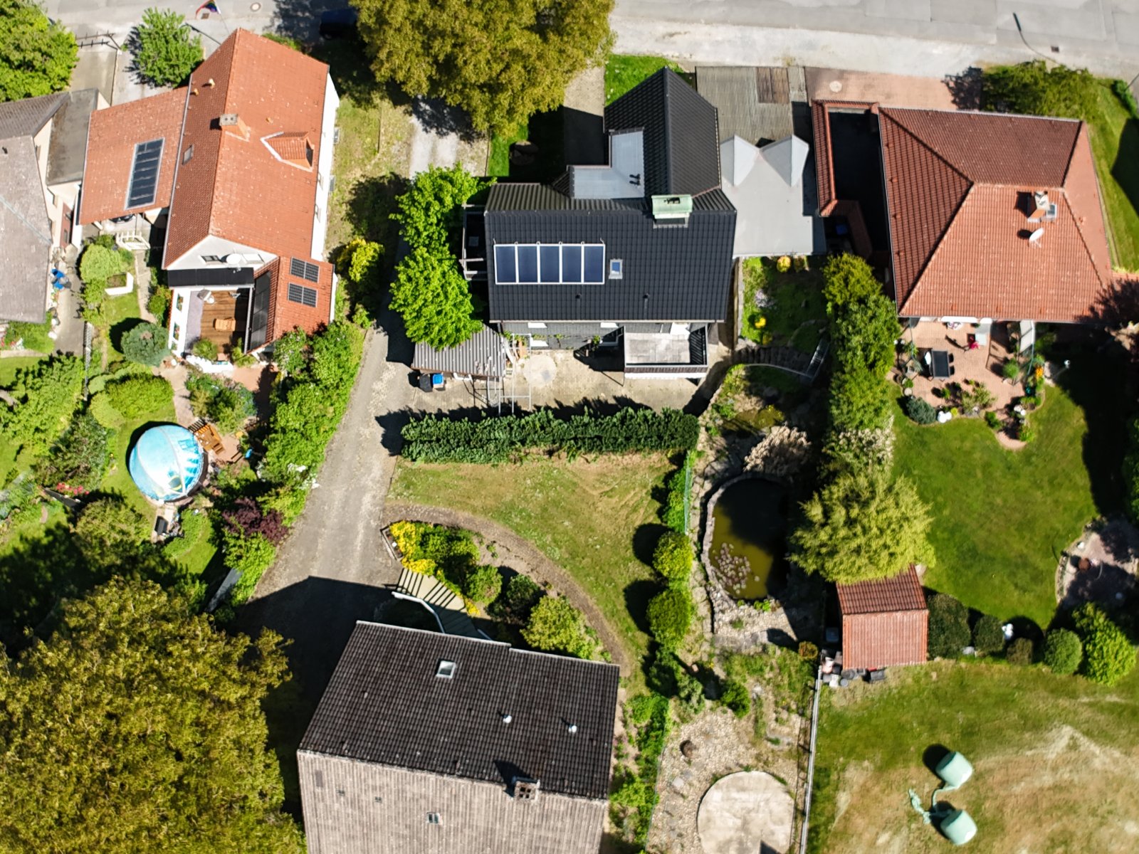 Luftaufnahme Rückseite mit Solaranlage und Garten Luftaufnahme Rückseite mit Solaranlage und Garten