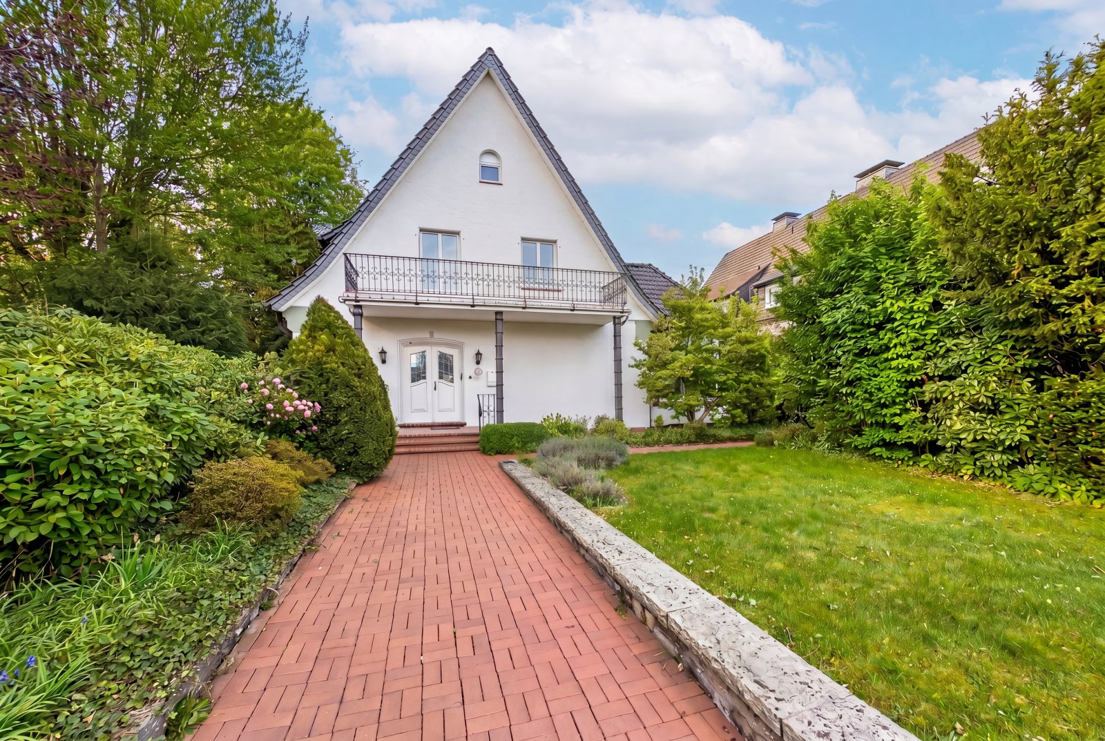 Eingangsbereich mit Balkon und Vorgarten Eingangsbereich mit Balkon und Vorgarten