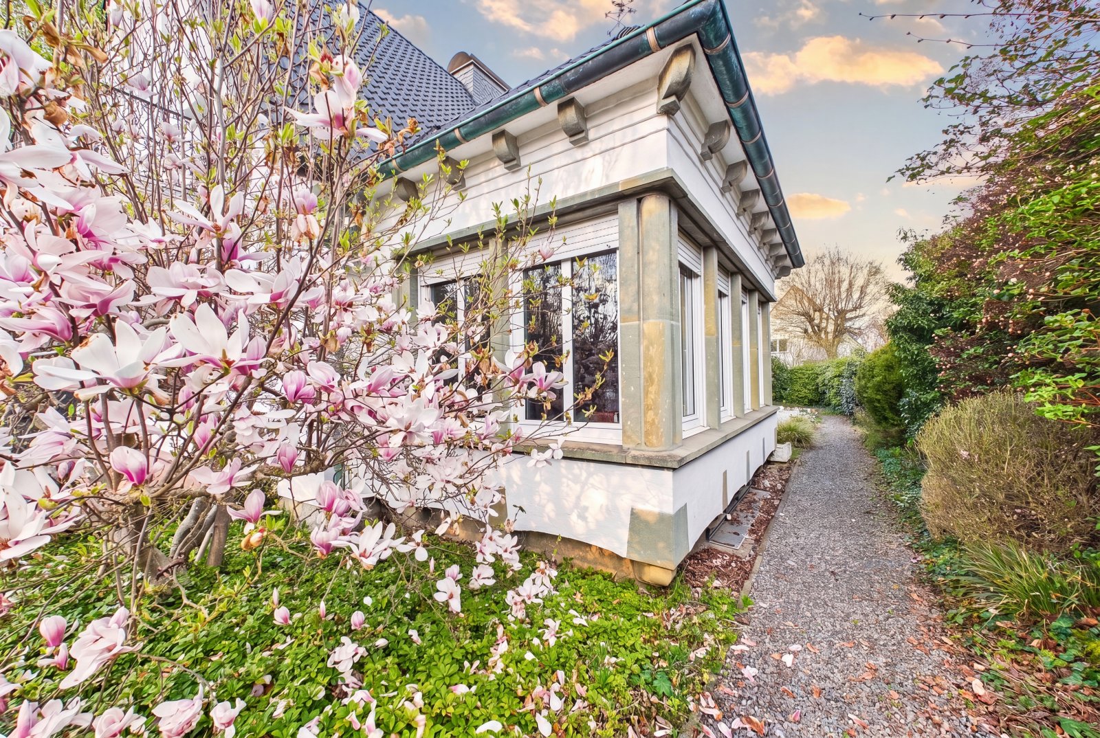 Seitenansicht des Hauses im Frühling Seitenansicht des Hauses im Frühling