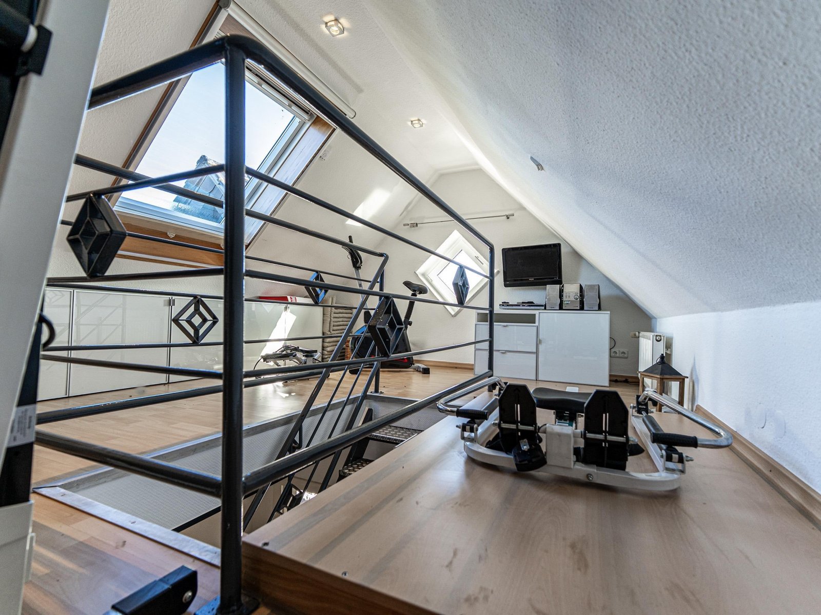Ausgebautes Dachbodenzimmer (Sport/Hobby) Ausgebautes Dachbodenzimmer (Sport/Hobby)